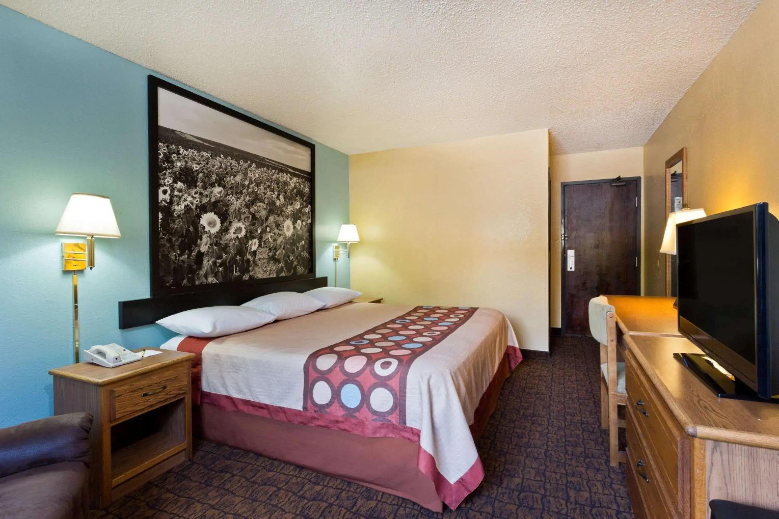 Photo of the whole room, Bed in Super 8 by Wyndham Lexington Park/California Area
