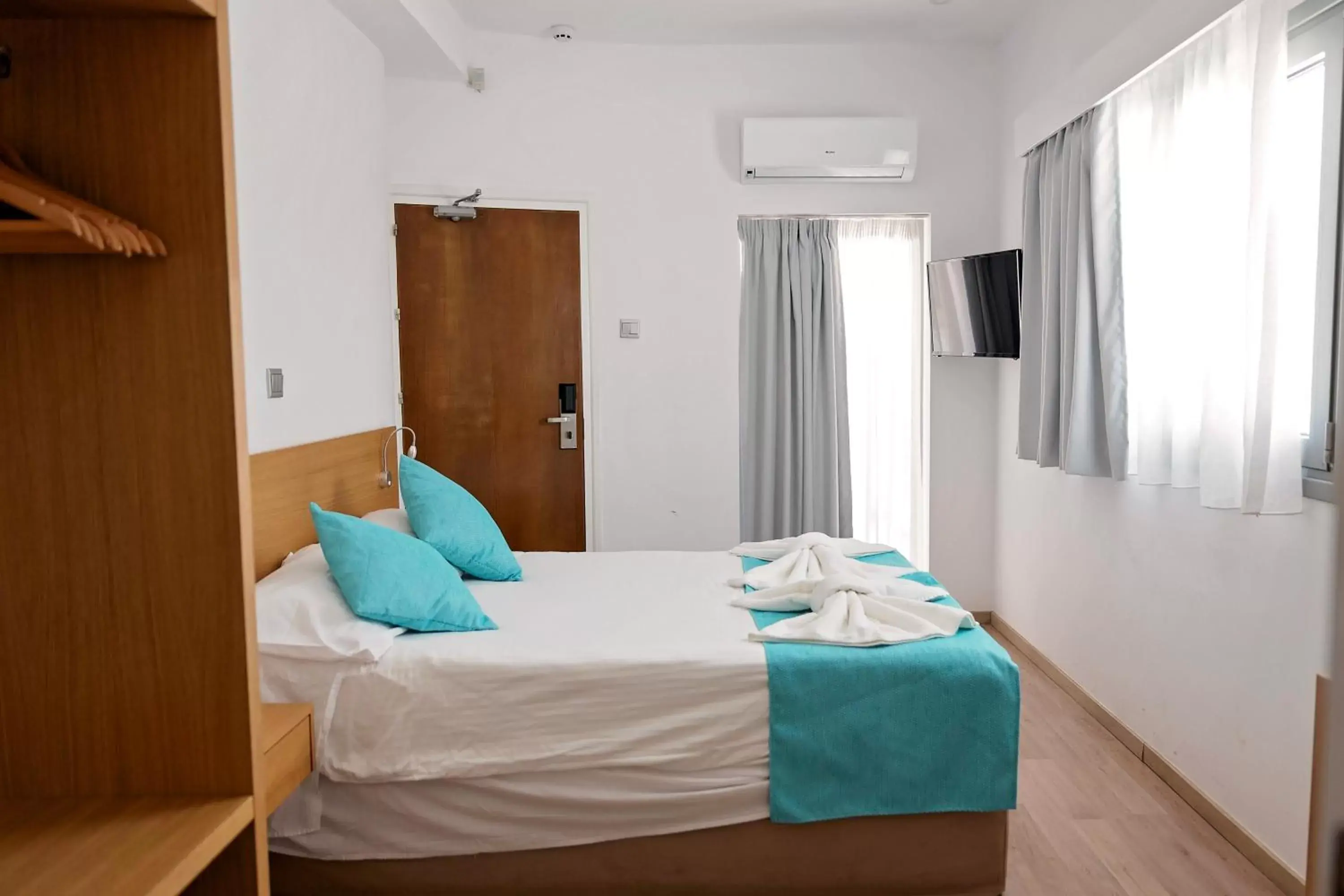 Bedroom, Bed in Pyramos Hotel