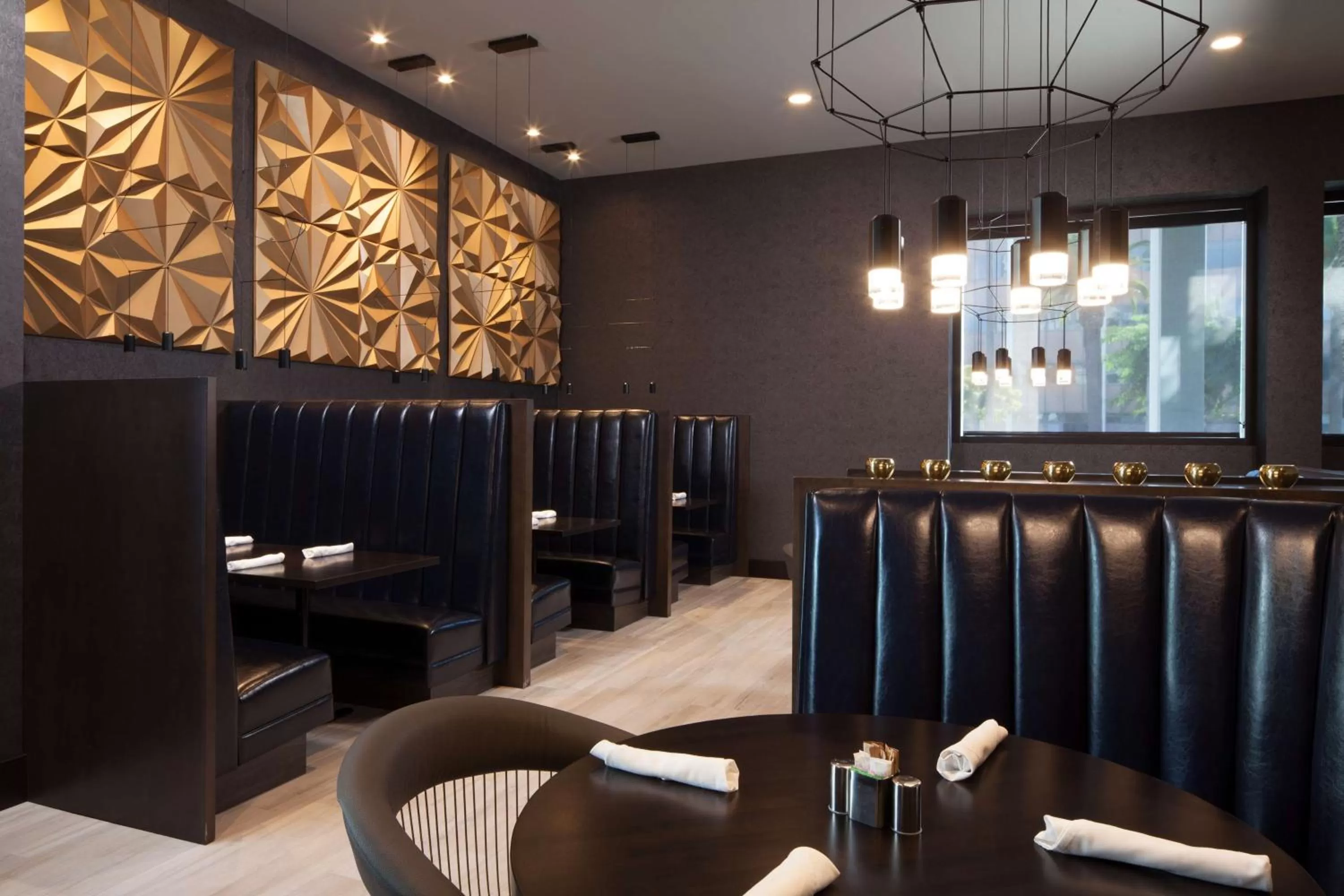 Lounge or bar in H Hotel Los Angeles, Curio Collection By Hilton