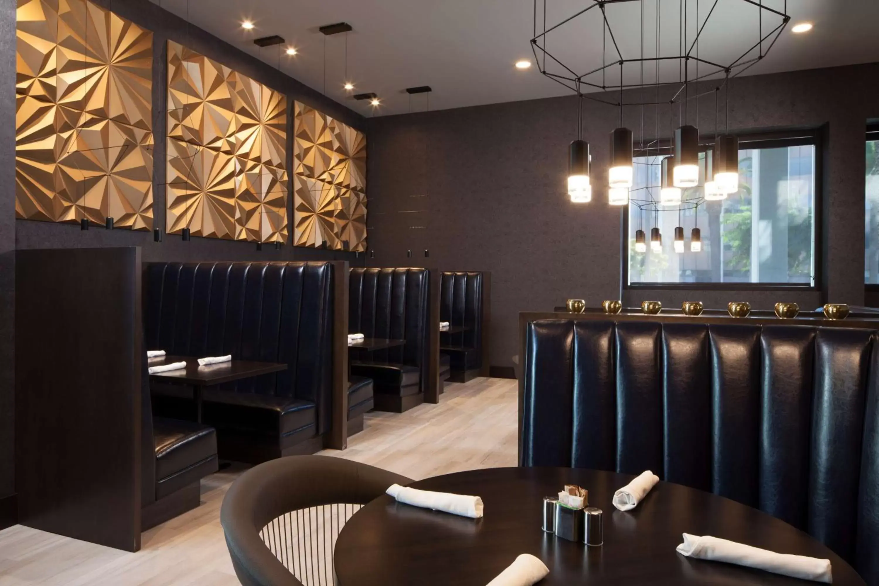 Lounge or bar, Restaurant/Places to Eat in H Hotel Los Angeles, Curio Collection By Hilton