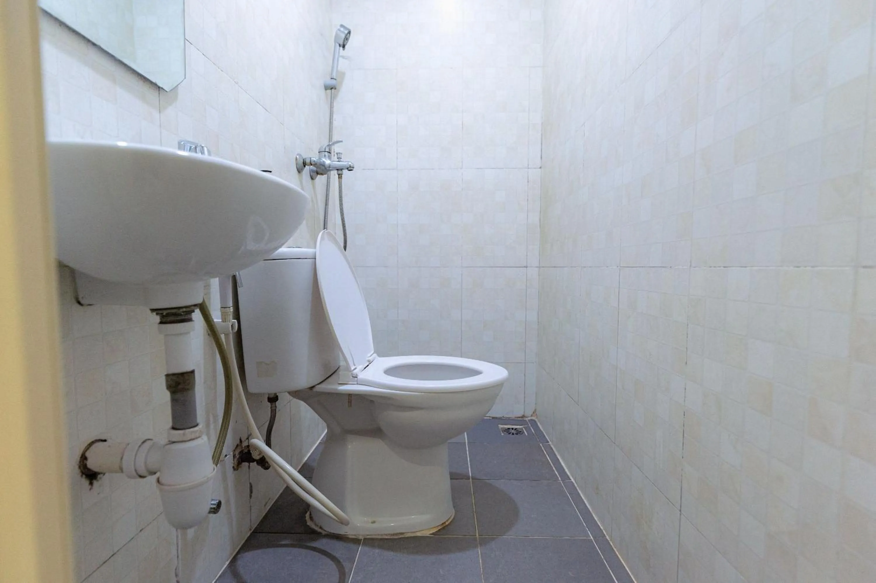 Bathroom in RedDoorz at Nagoya Indah Batam