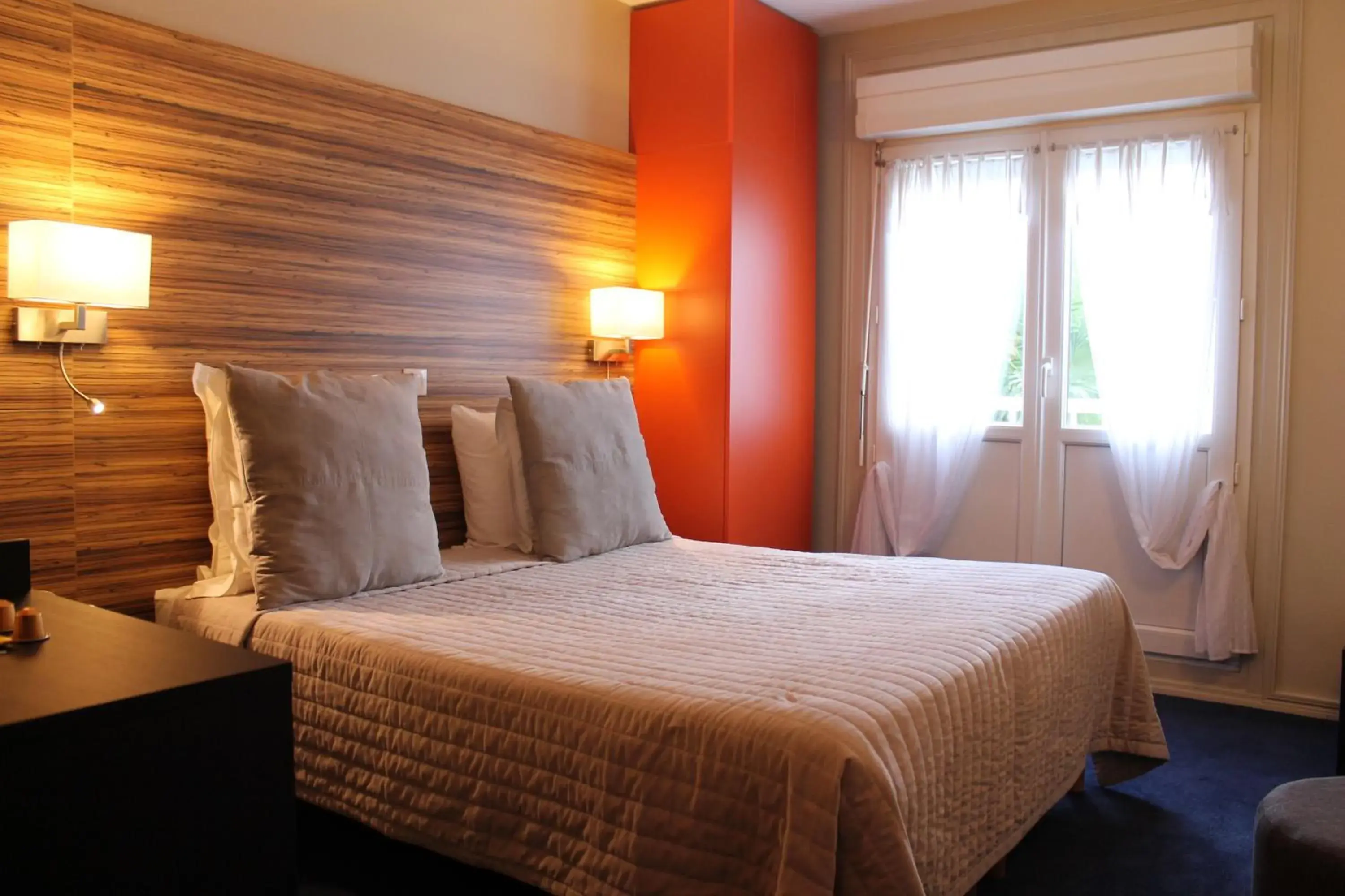 Bedroom, Bed in Hotel de France