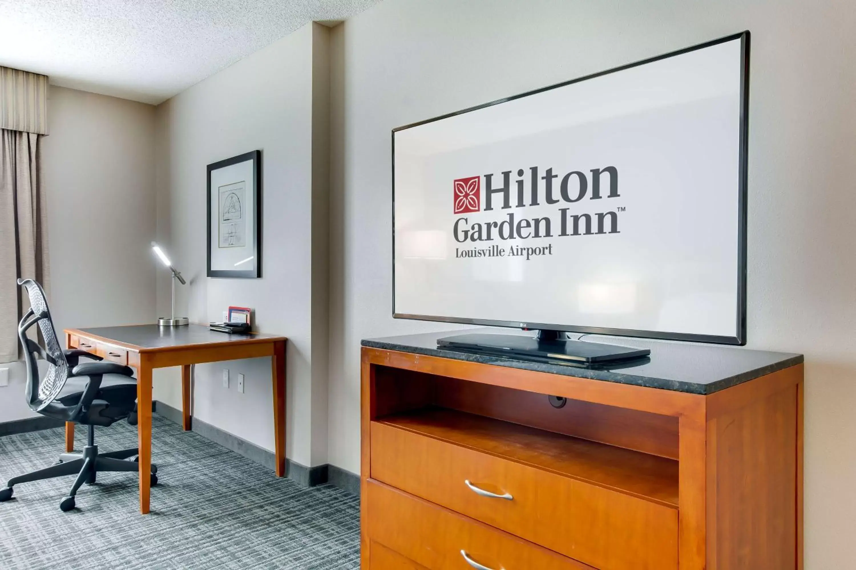 Bedroom, TV/Entertainment Center in Hilton Garden Inn Louisville Airport