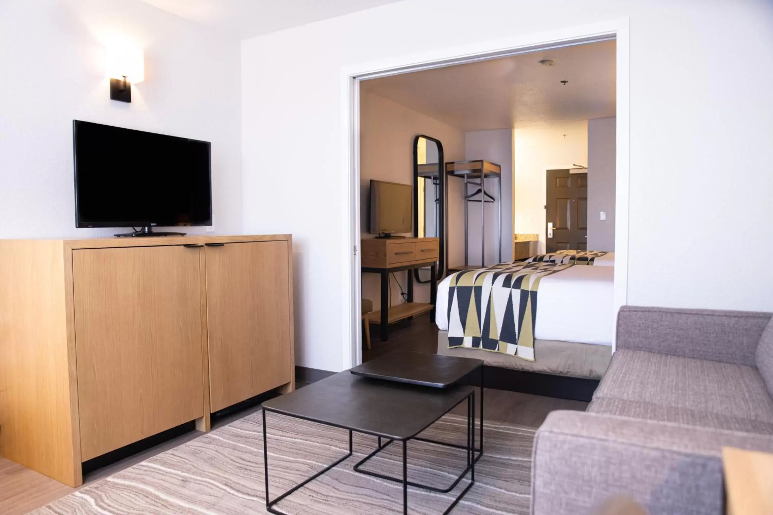 Bed, TV/Entertainment Center in Oxford Suites Redding