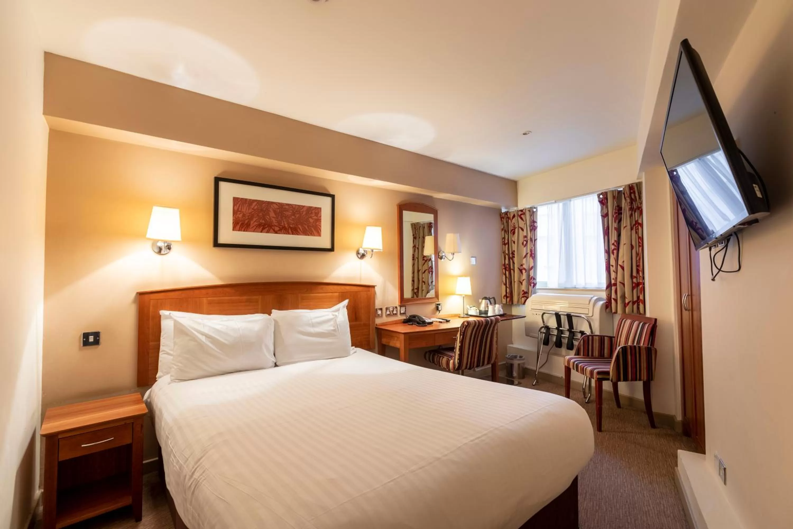 Bed in Birmingham Strathallan Hotel, BW Signature Collection