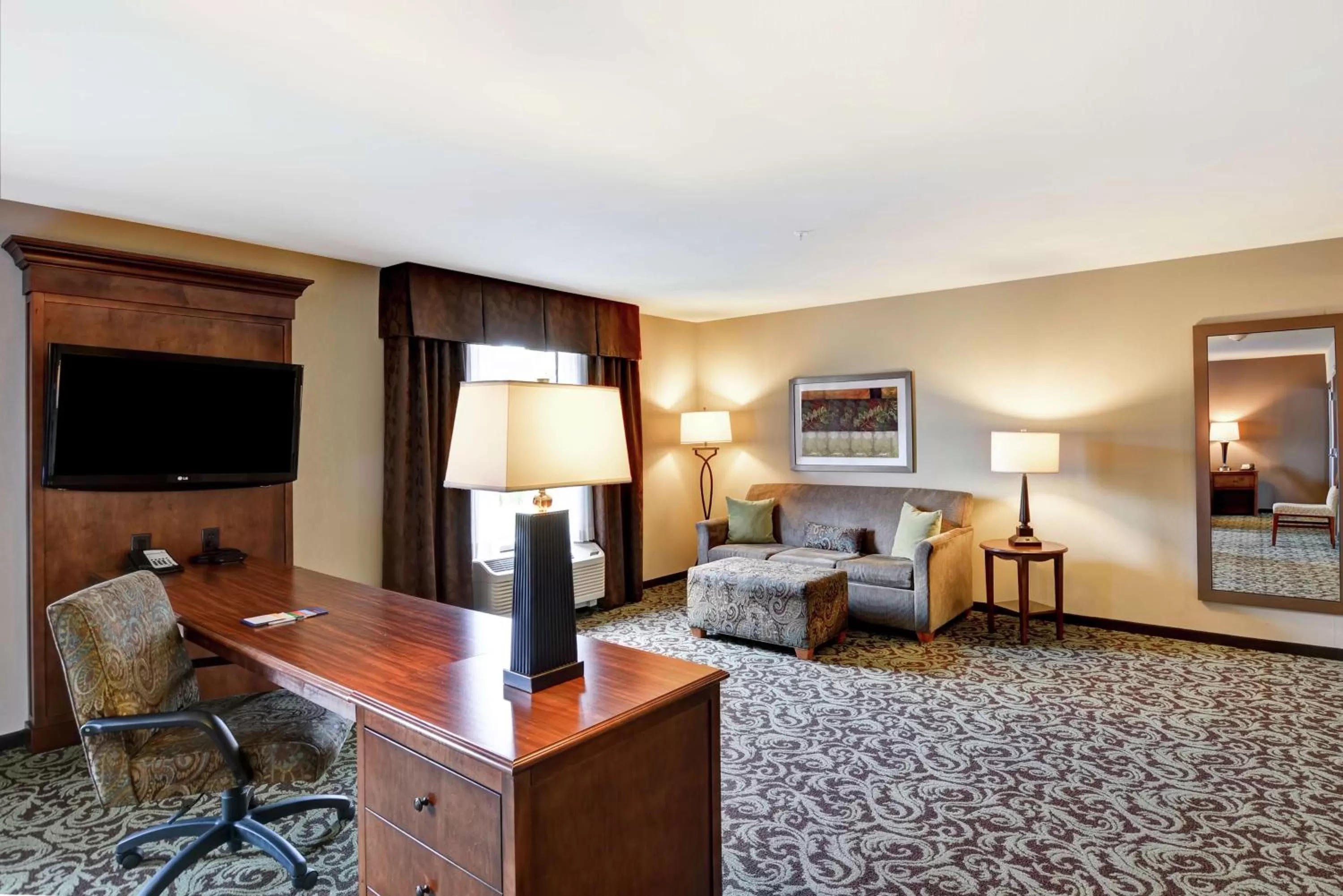 Bedroom in Hampton Inn and Suites New Hartford/Utica