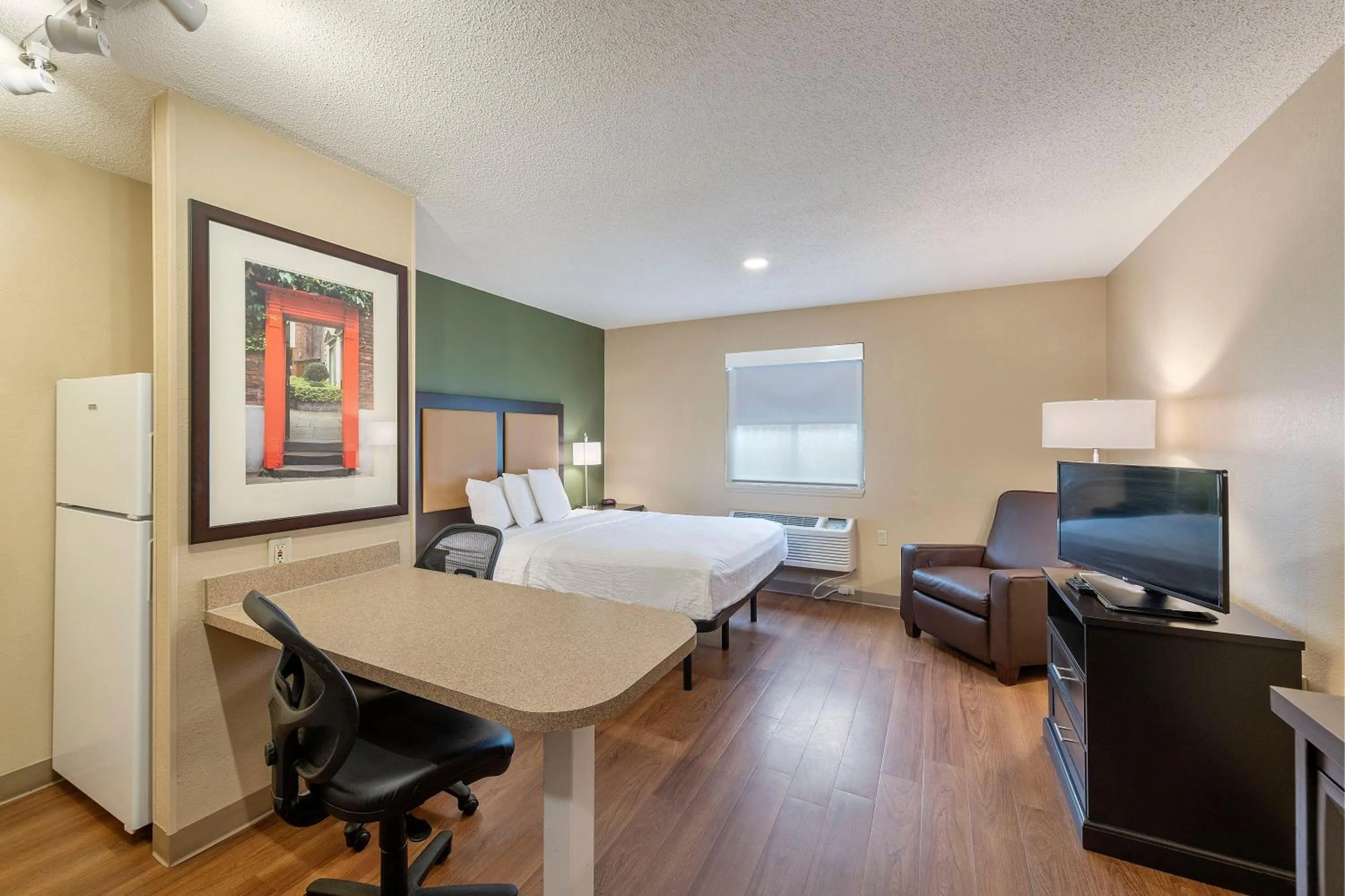 Bed in Studio 6 Suites Charlotte, NC - Tyvola Rd-Executive Park