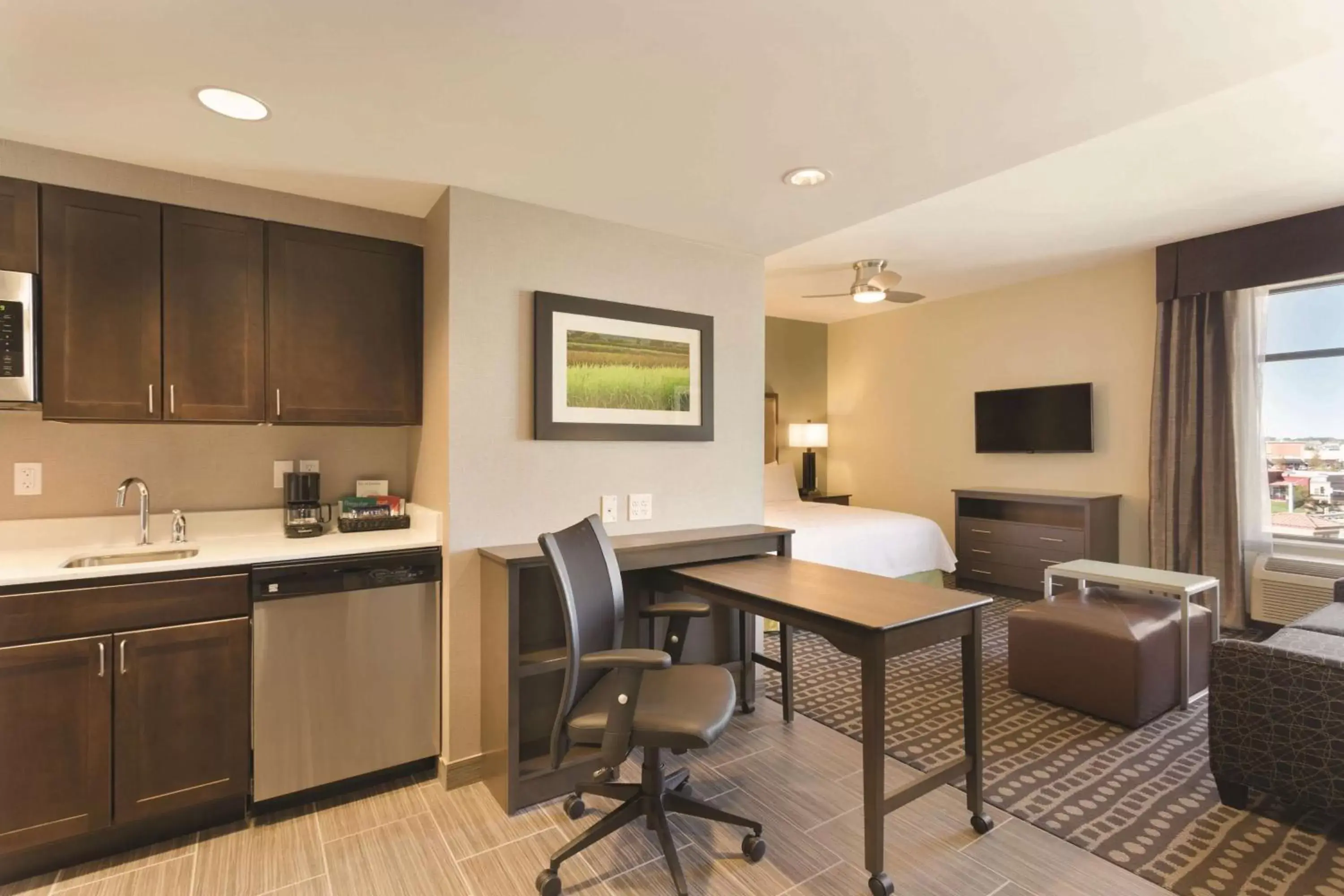 Living room, Kitchen/Kitchenette in Homewood Suites by Hilton West Des Moines/SW Mall Area