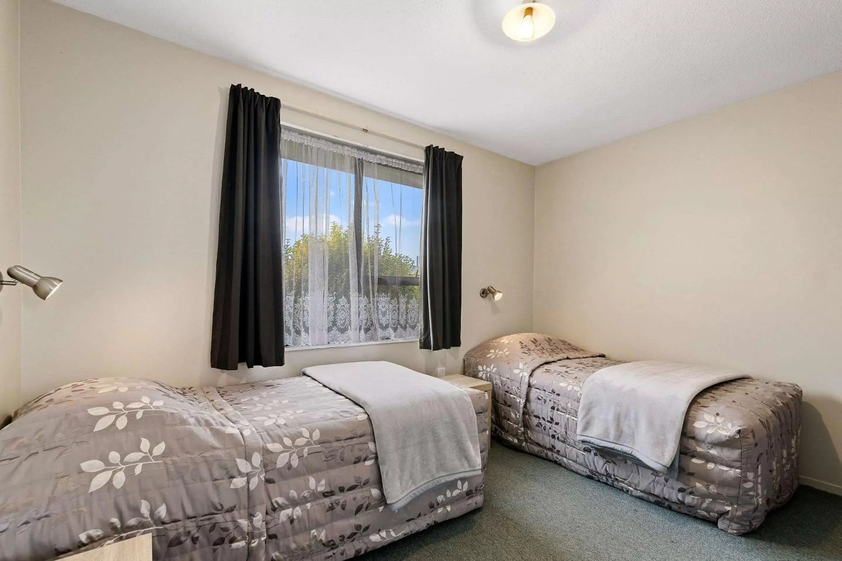 Photo of the whole room, Bed in Econo Lodge Canterbury Court Motel