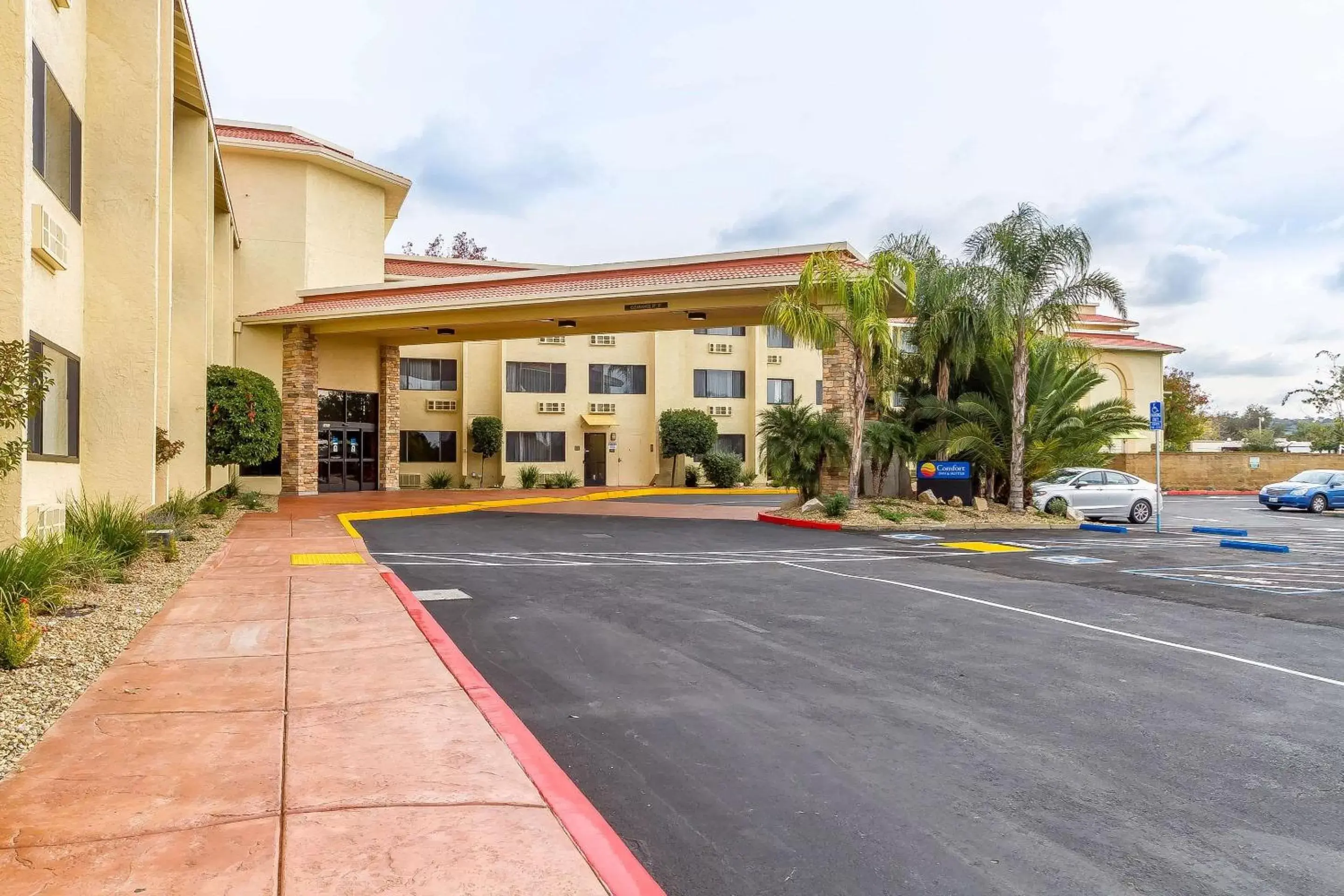 Property Building in Comfort Inn & Suites Rocklin