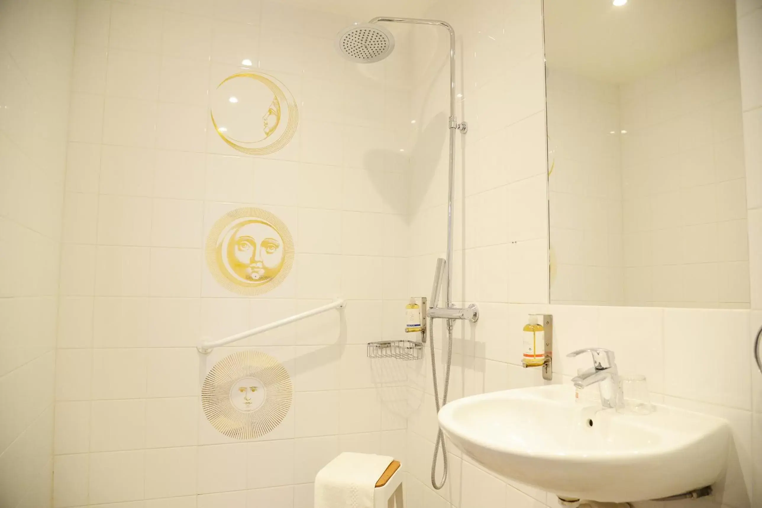 Shower, Bathroom in Hôtel Malar