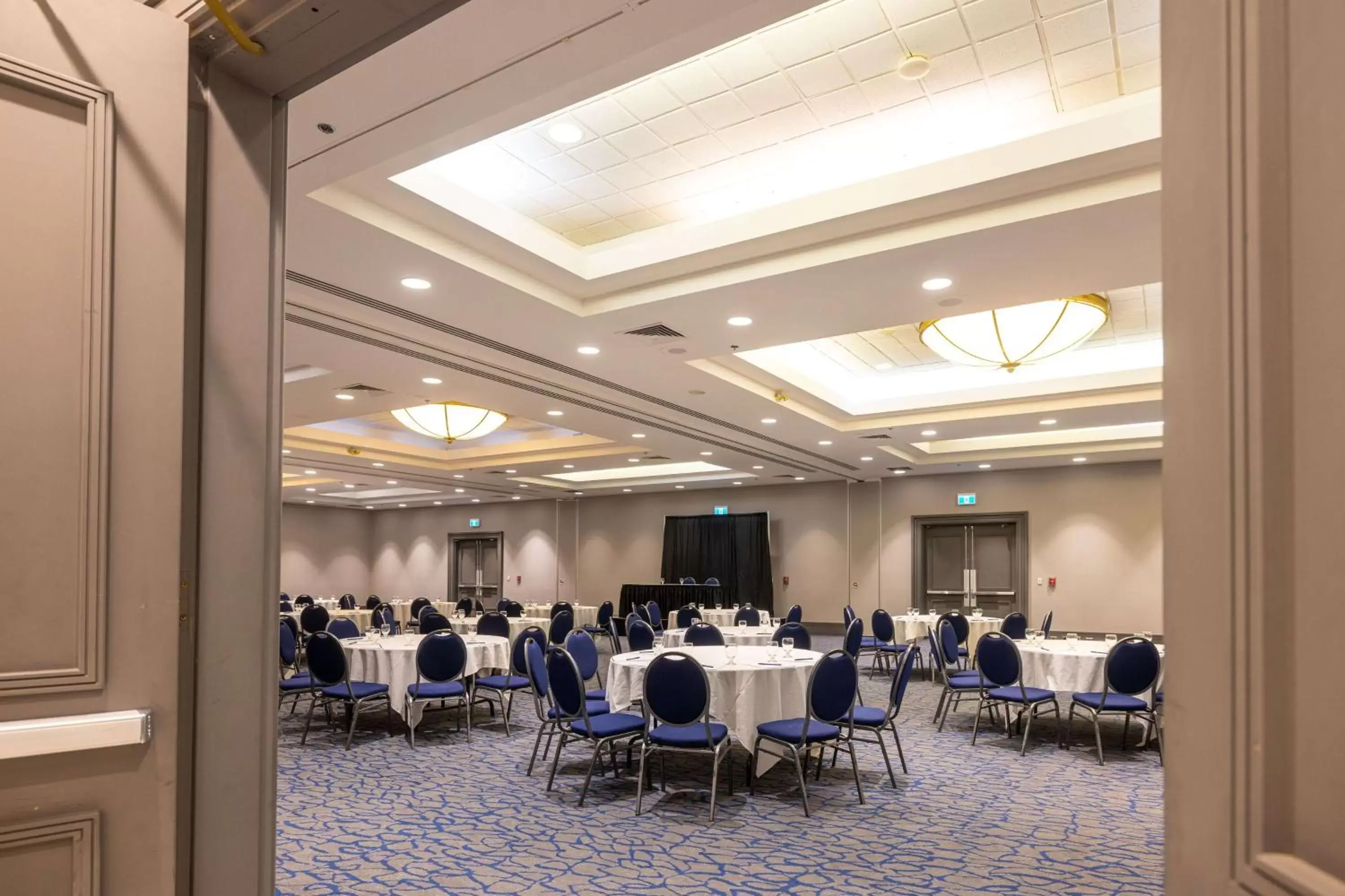 Meeting/conference room, Restaurant/Places to Eat in DoubleTree by Hilton Calgary North