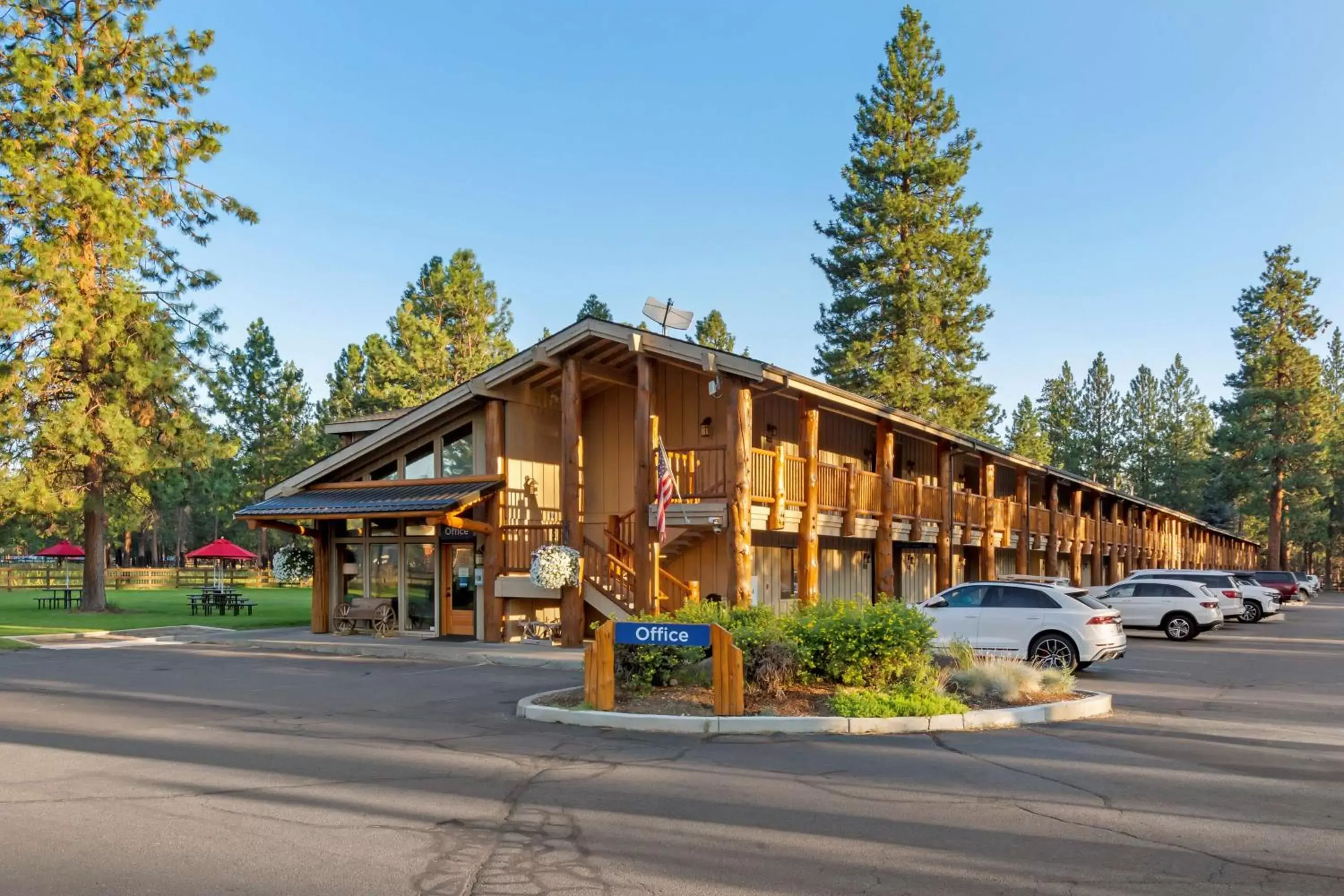 Property Building in Best Western Ponderosa Lodge