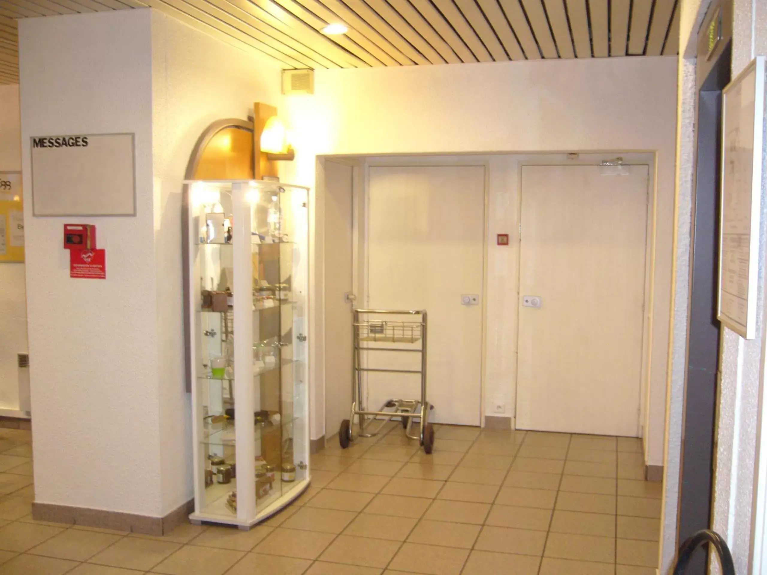 Lobby or reception, Bathroom in HOTEL LES GENS DE MER EGG HOTEL Dieppe