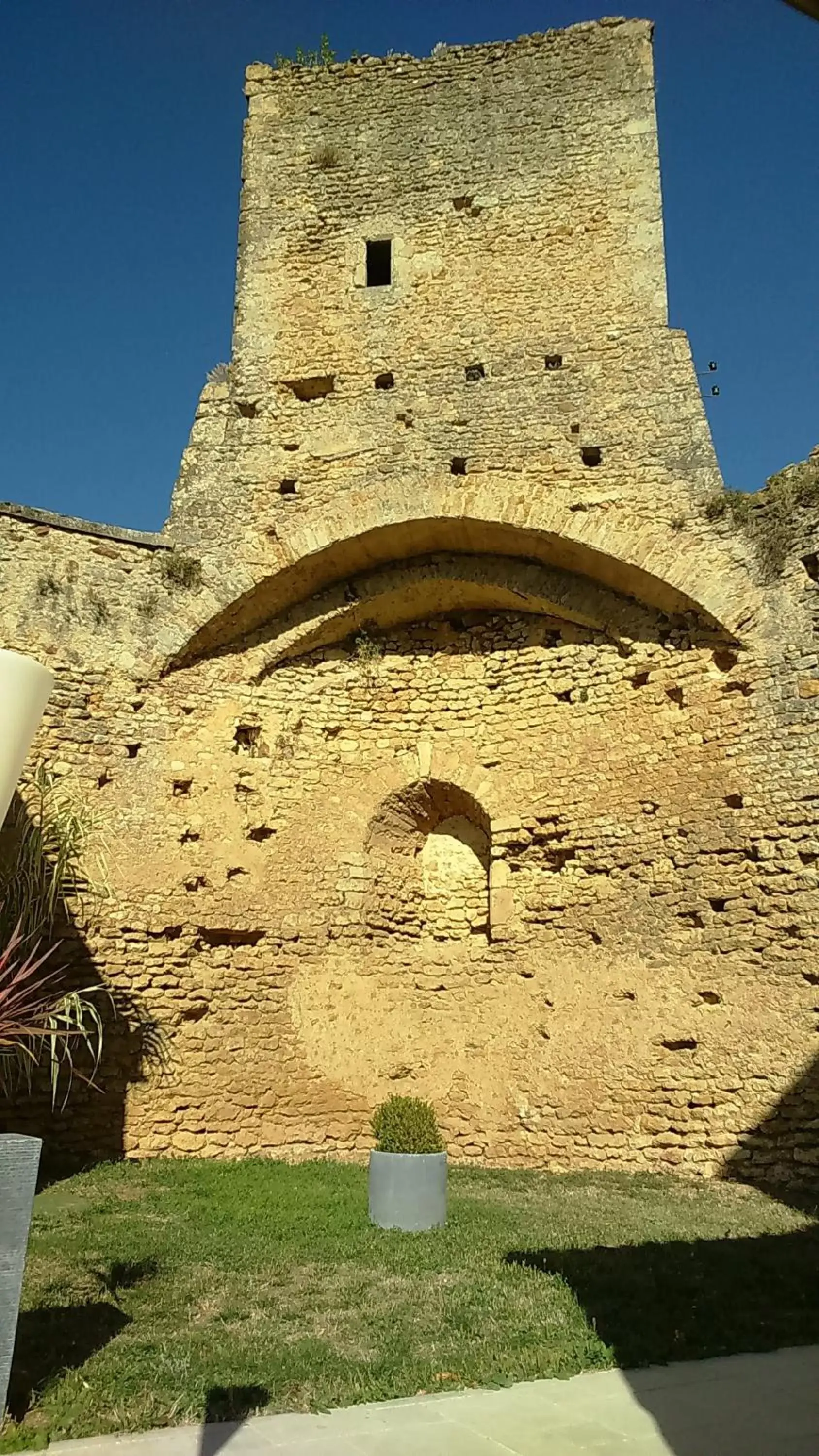 Property Building in Le Vieux Chateau