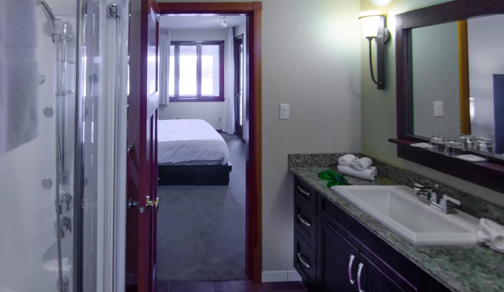 Shower, Bed in Galiano Oceanfront Inn & Spa