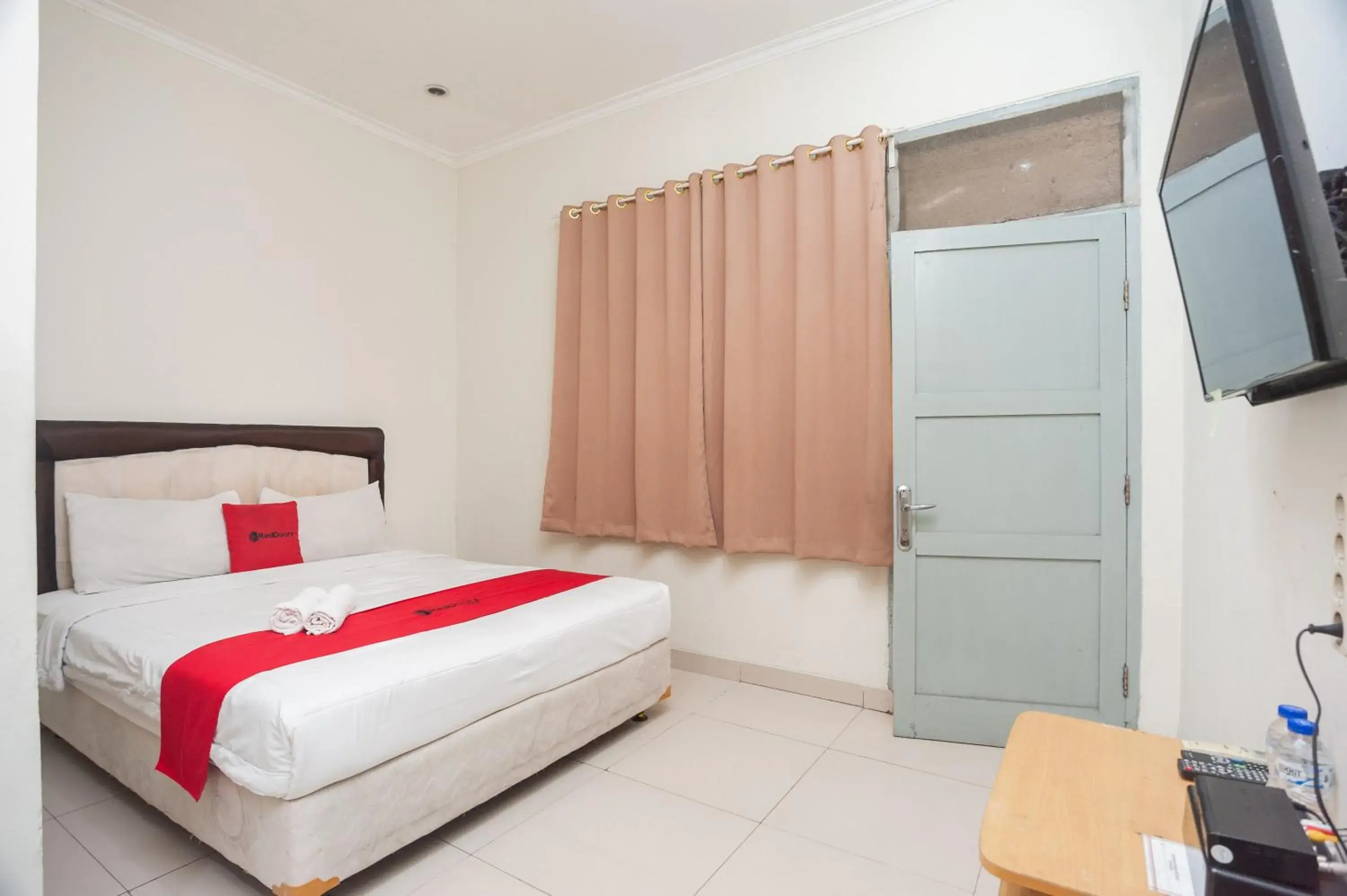 Bedroom, Bed in RedDoorz Plus near RS PMI Bogor Bedroom, Bed in RedDoorz Plus near RS PMI Bogor