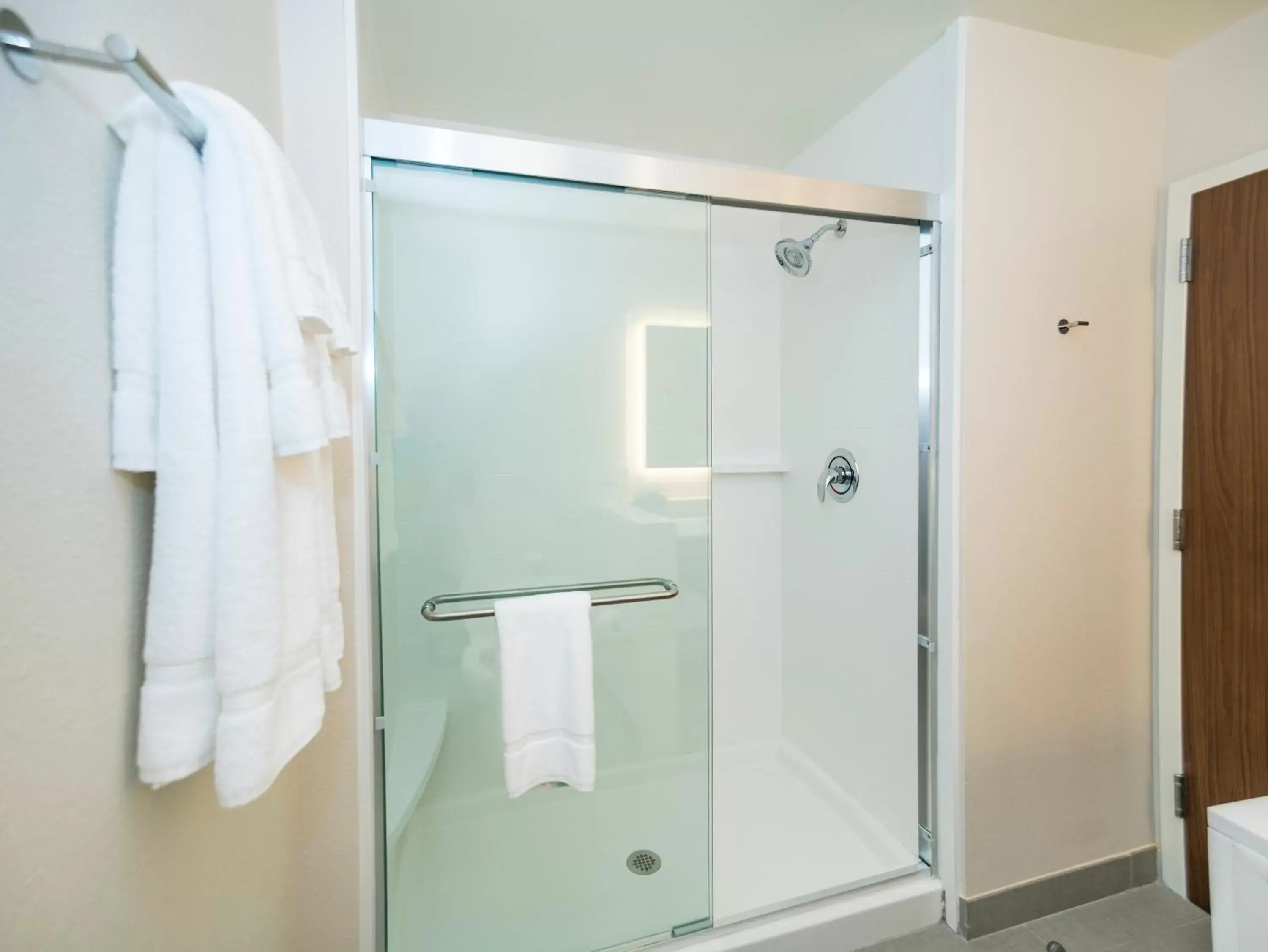 Bathroom in Holiday Inn Express & Suites - Southaven Central - Memphis, an IHG Hotel