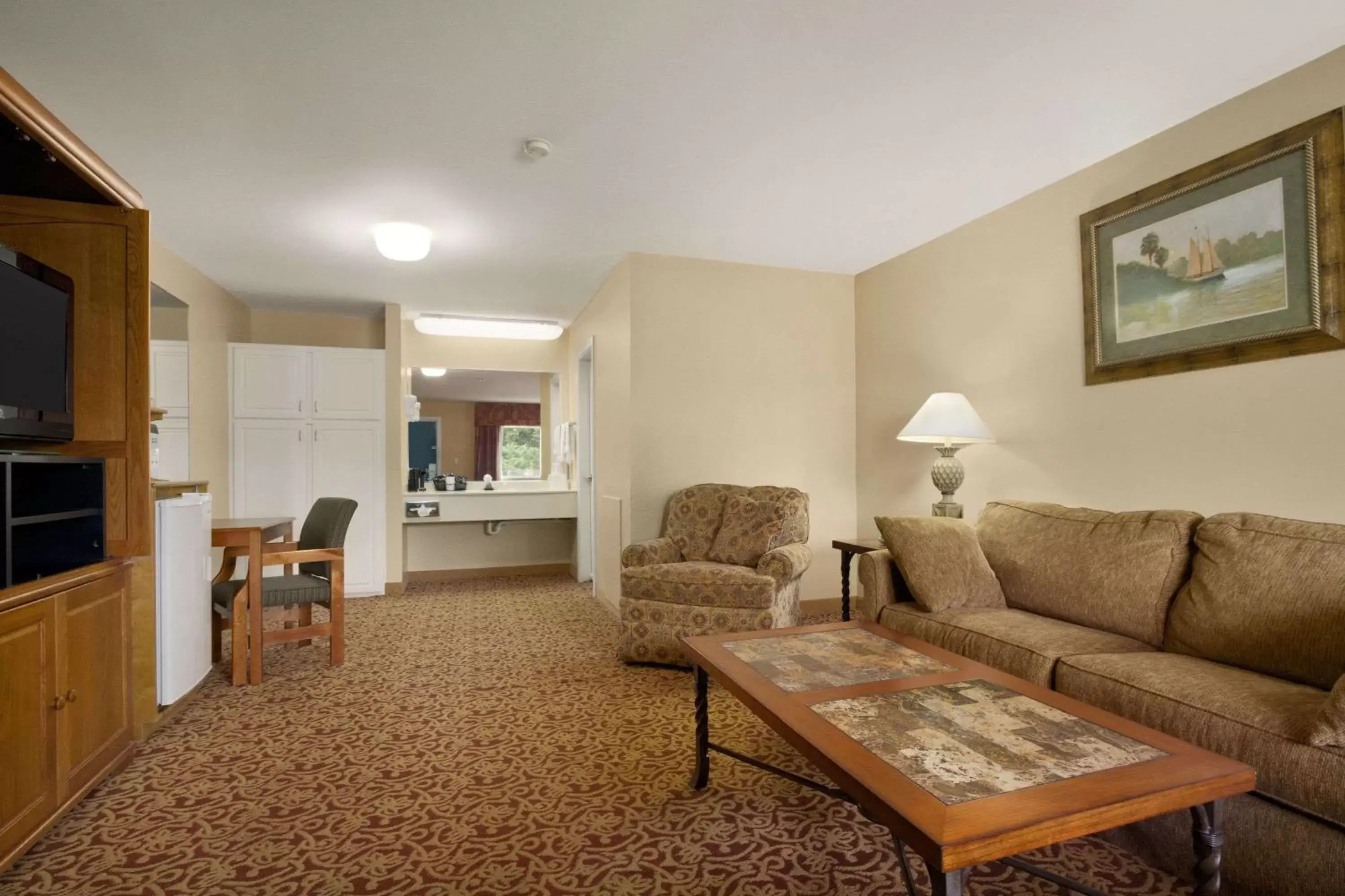 Photo of the whole room, Seating Area in Days Inn by Wyndham Alexander City