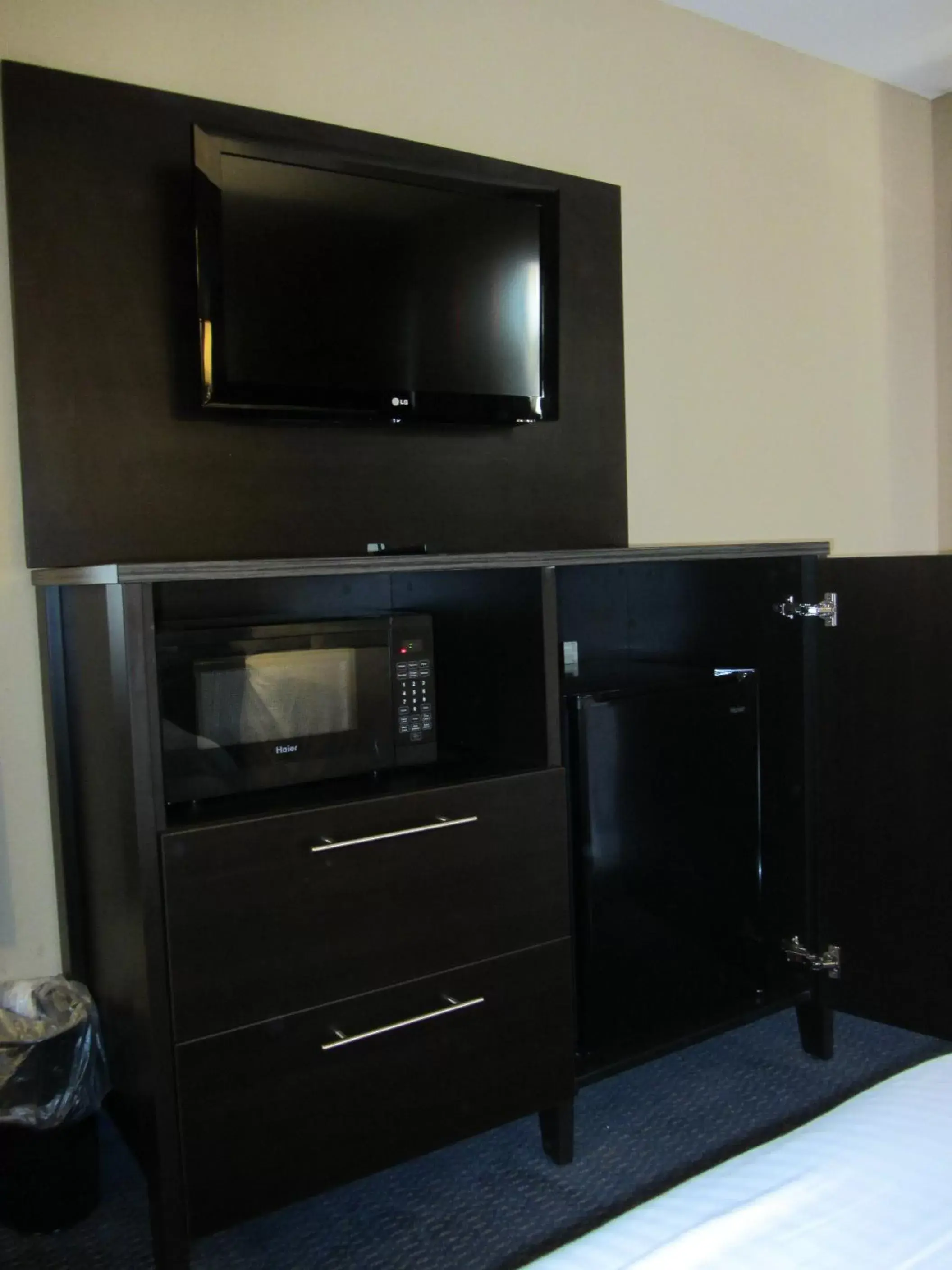 TV and multimedia, TV/Entertainment Center in Motel One