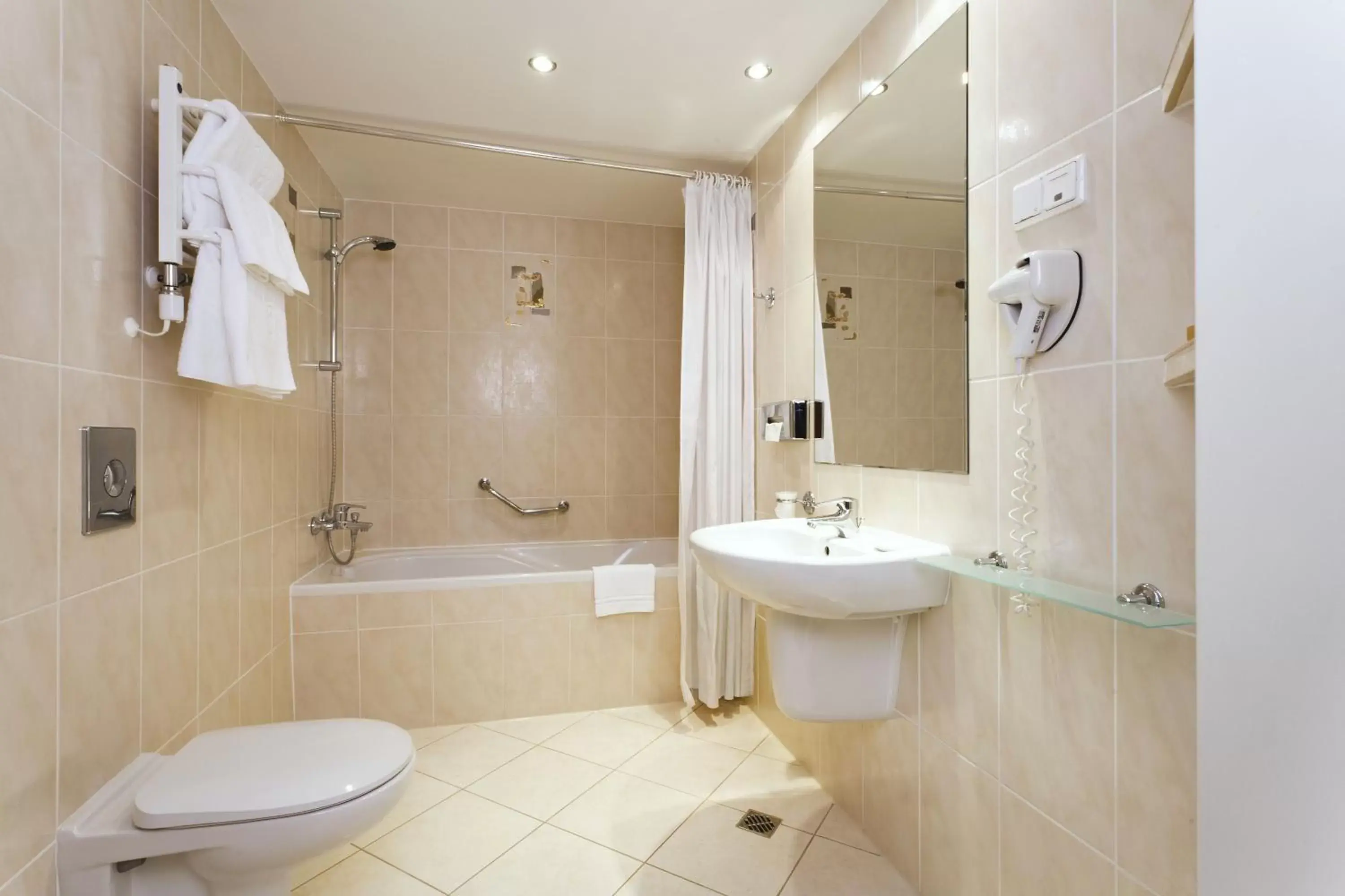 Bathroom in Qubus Hotel Legnica
