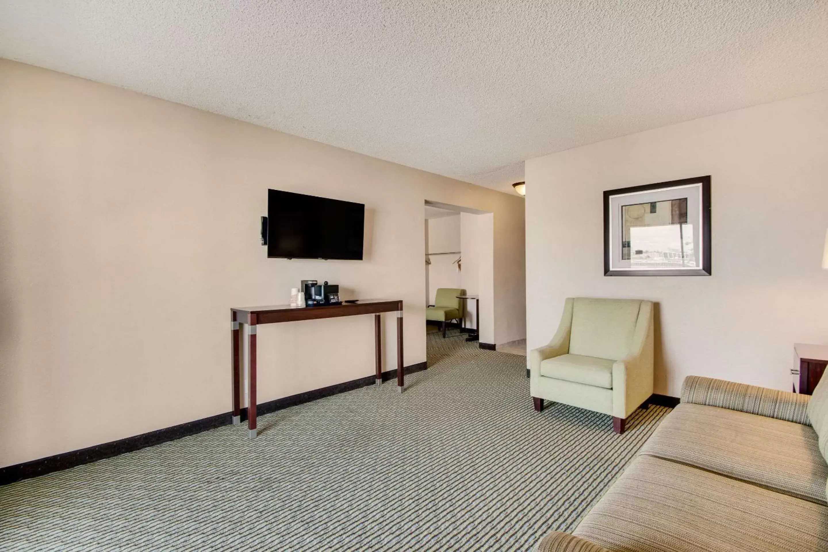 Seating area, TV/Entertainment Center in Rodeway Inn & Suites Portland - Jantzen Beach