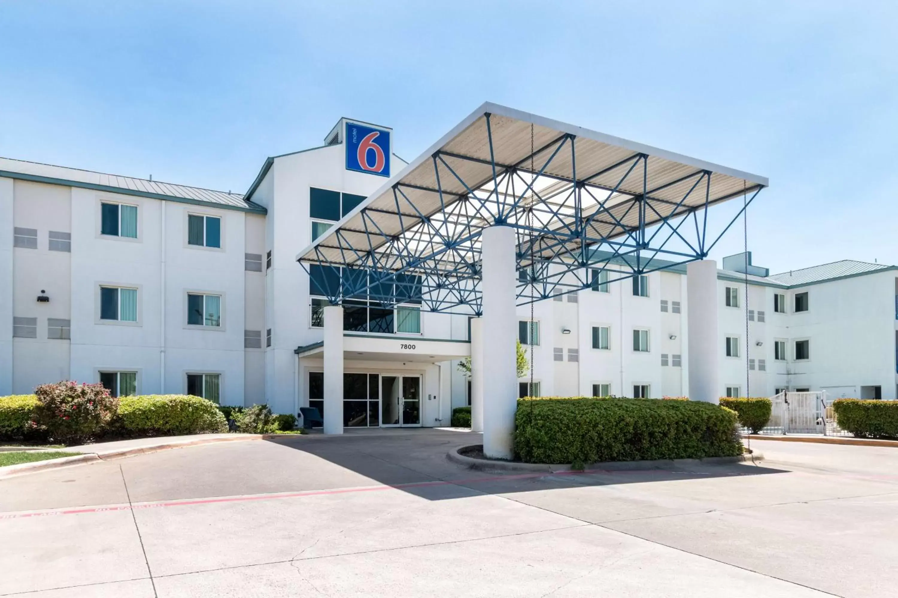 Property Building in Motel 6-Irving, TX - DFW Airport North
