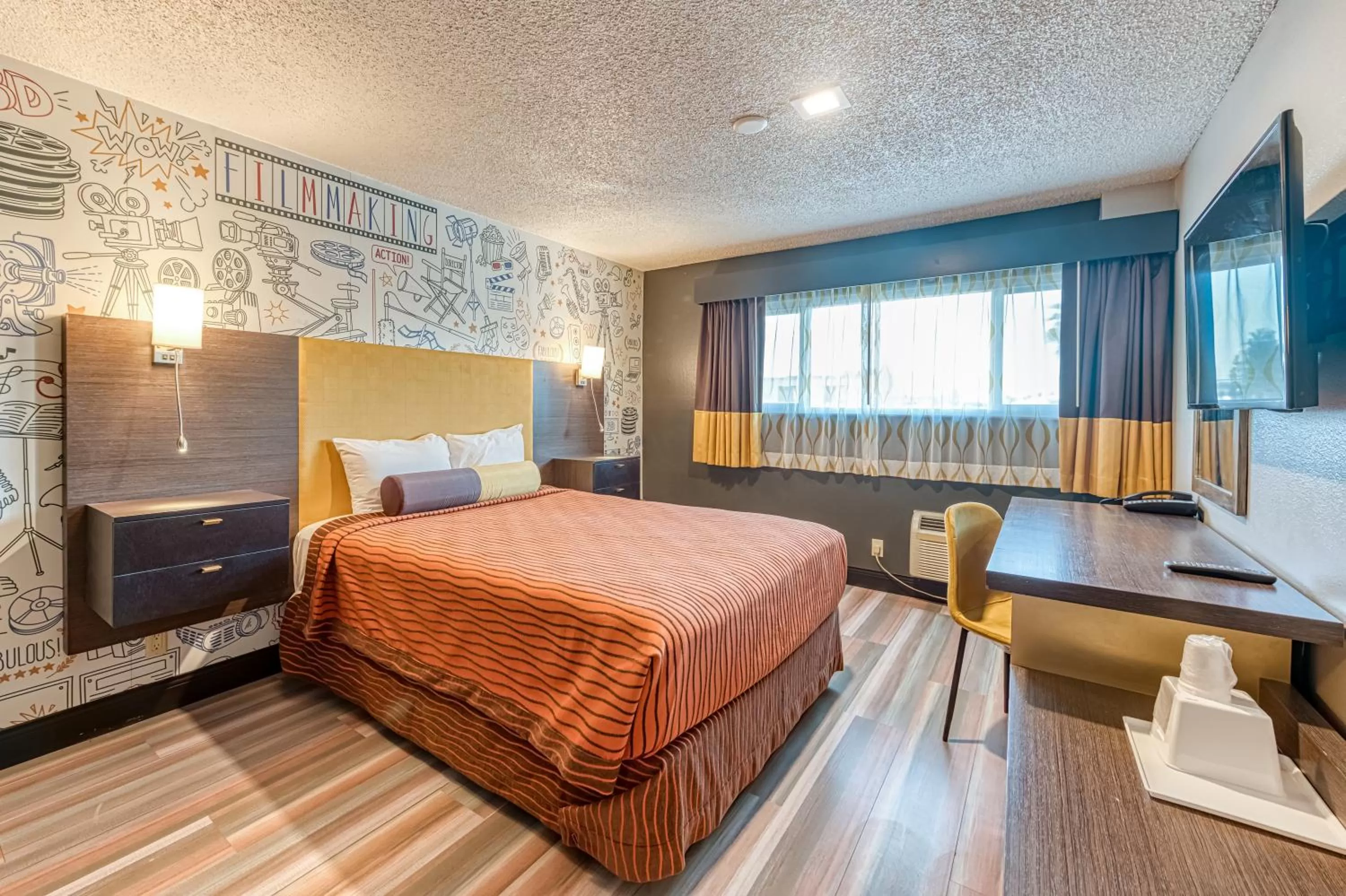 Photo of the whole room, Bed in La Mirage Inn - Hollywood