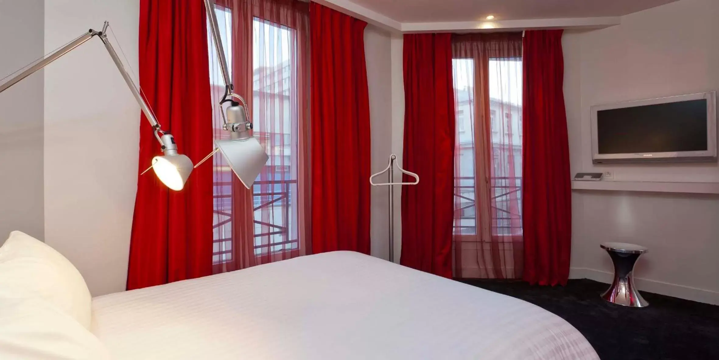 Photo of the whole room, Bed in Color Design Hotel