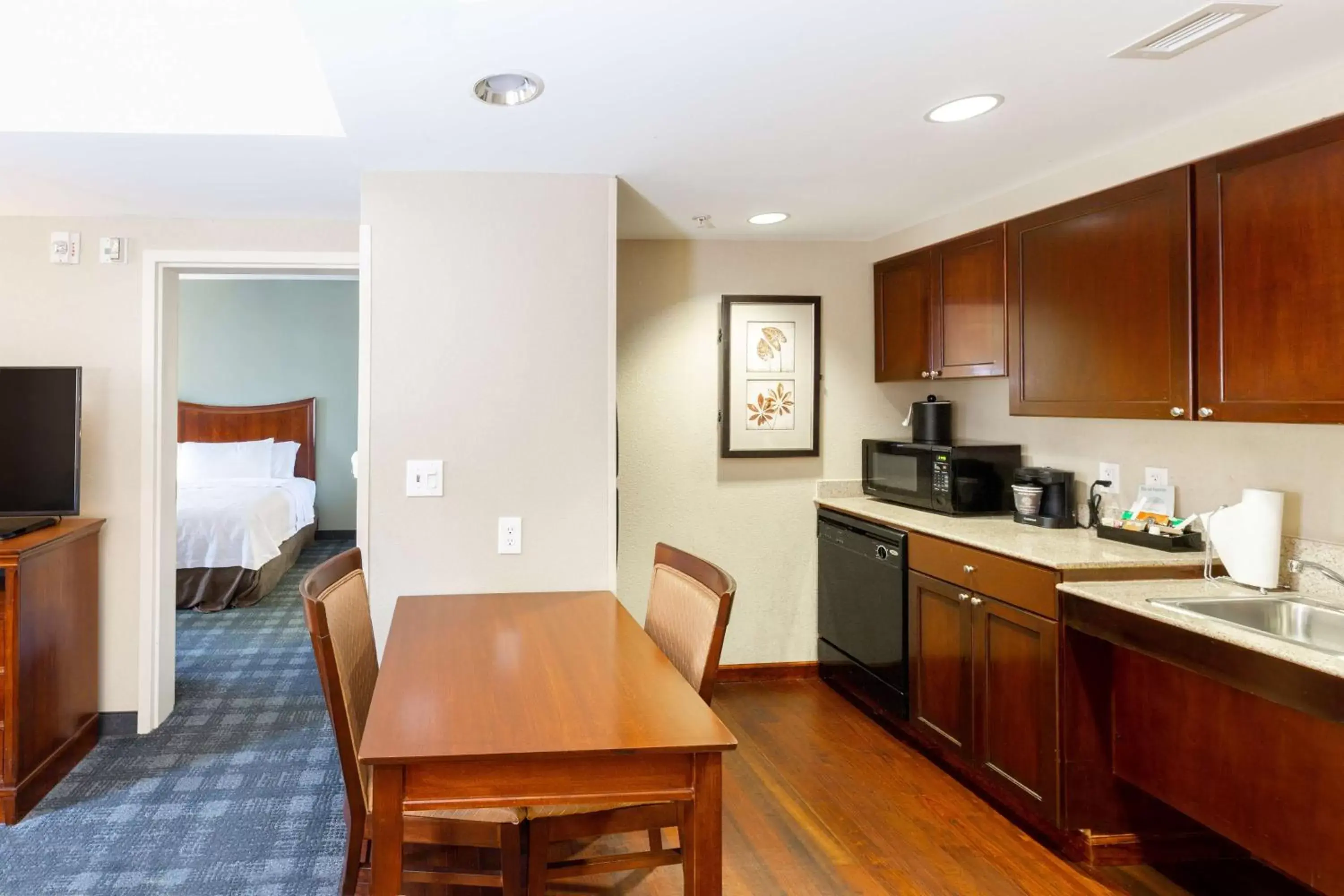 Bedroom, Kitchen/Kitchenette in Homewood Suites by Hilton Lawrenceville Duluth
