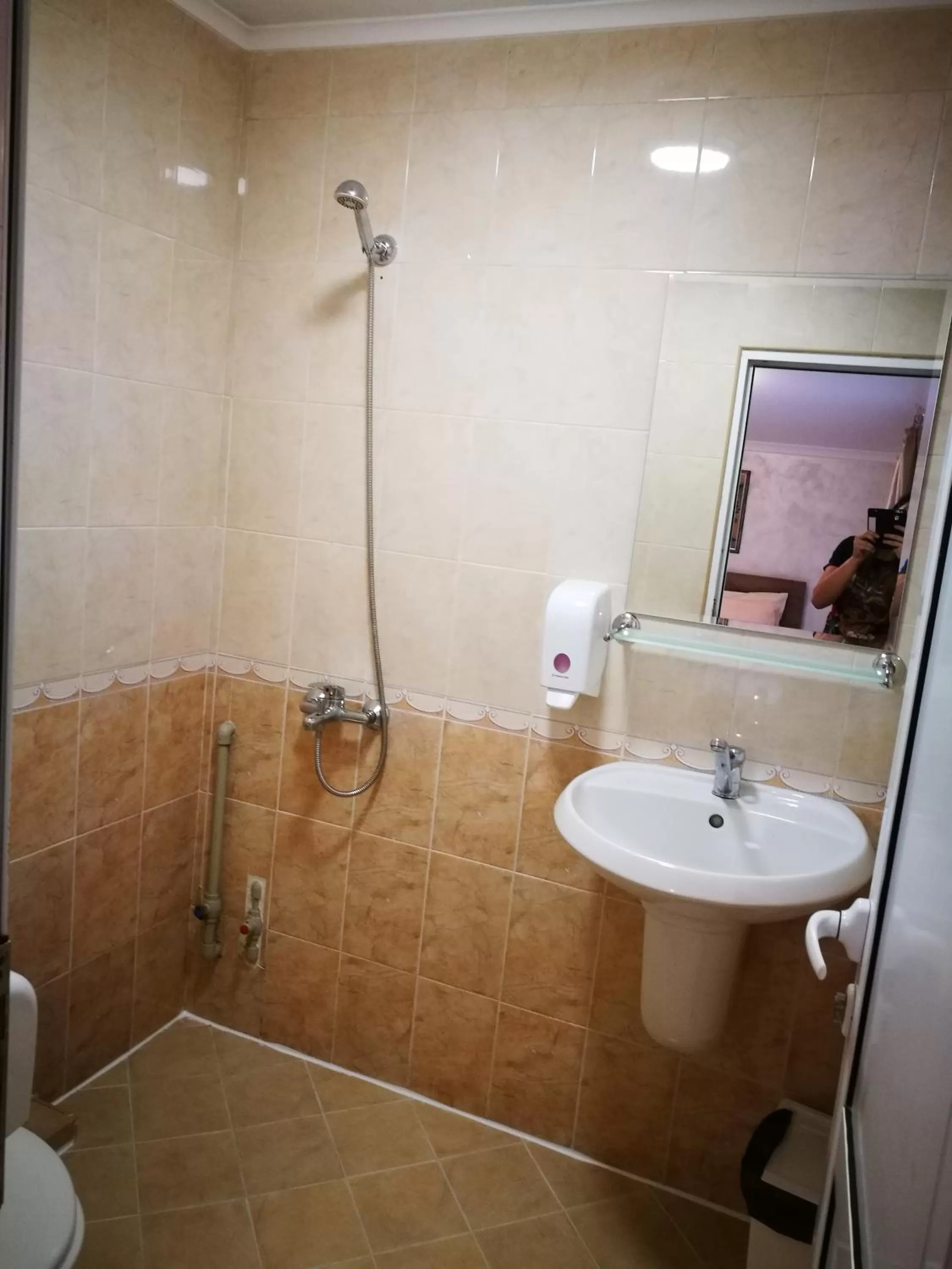 Shower in Hotel Paradise