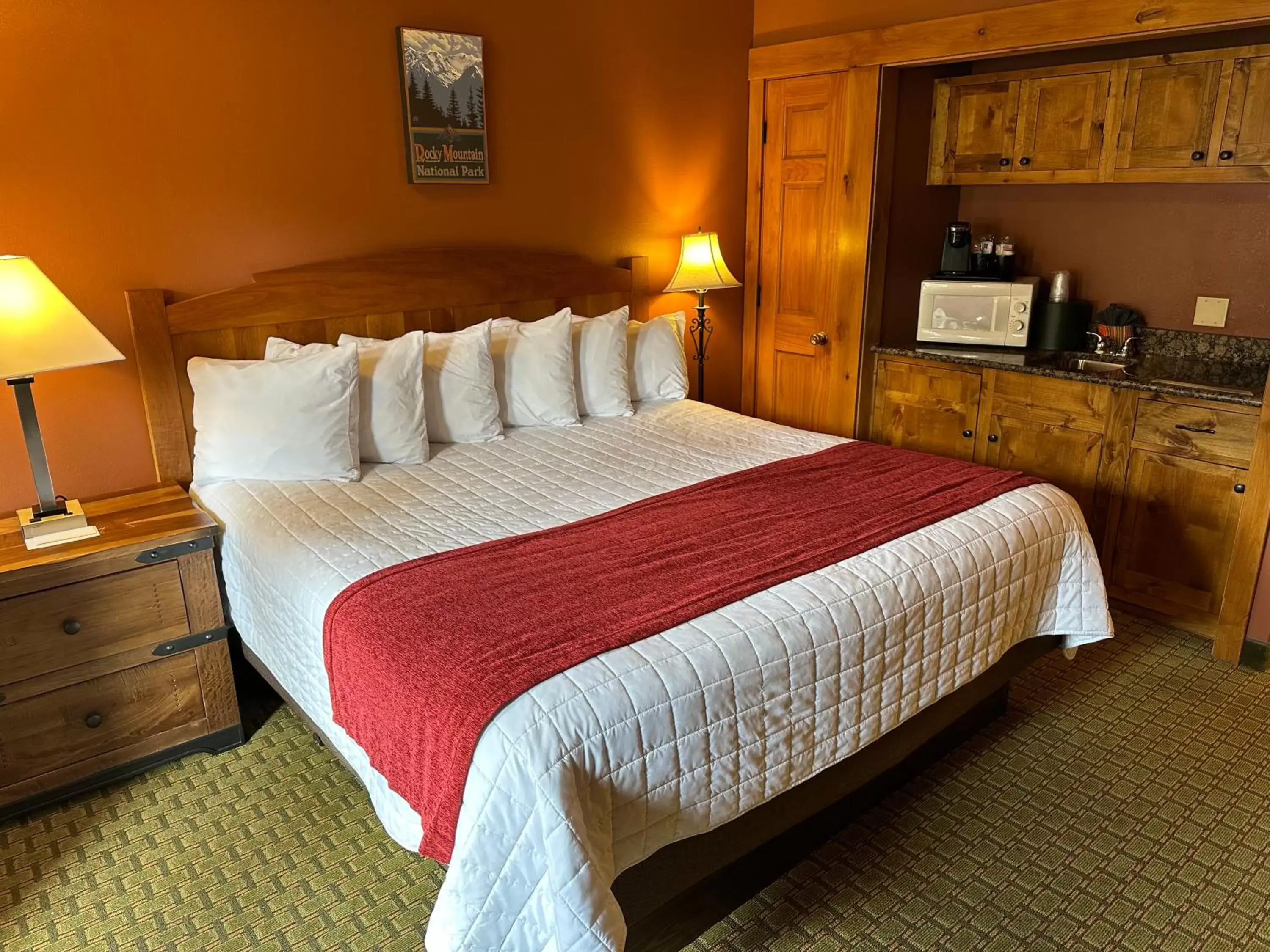 Standard King with Fireplace and Kitchenette (Non-Pet Friendly) in Silver Moon Inn Standard King with Fireplace and Kitchenette (Non-Pet Friendly) in Silver Moon Inn