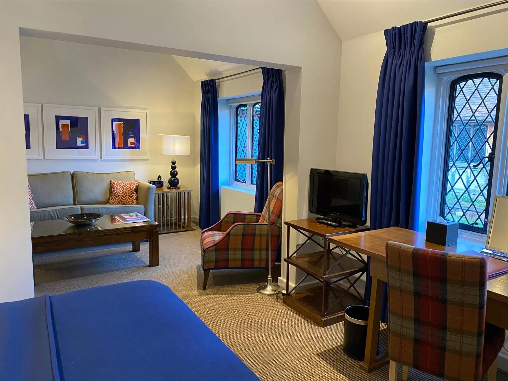 Living room, Bed in Great Fosters - Near Windsor