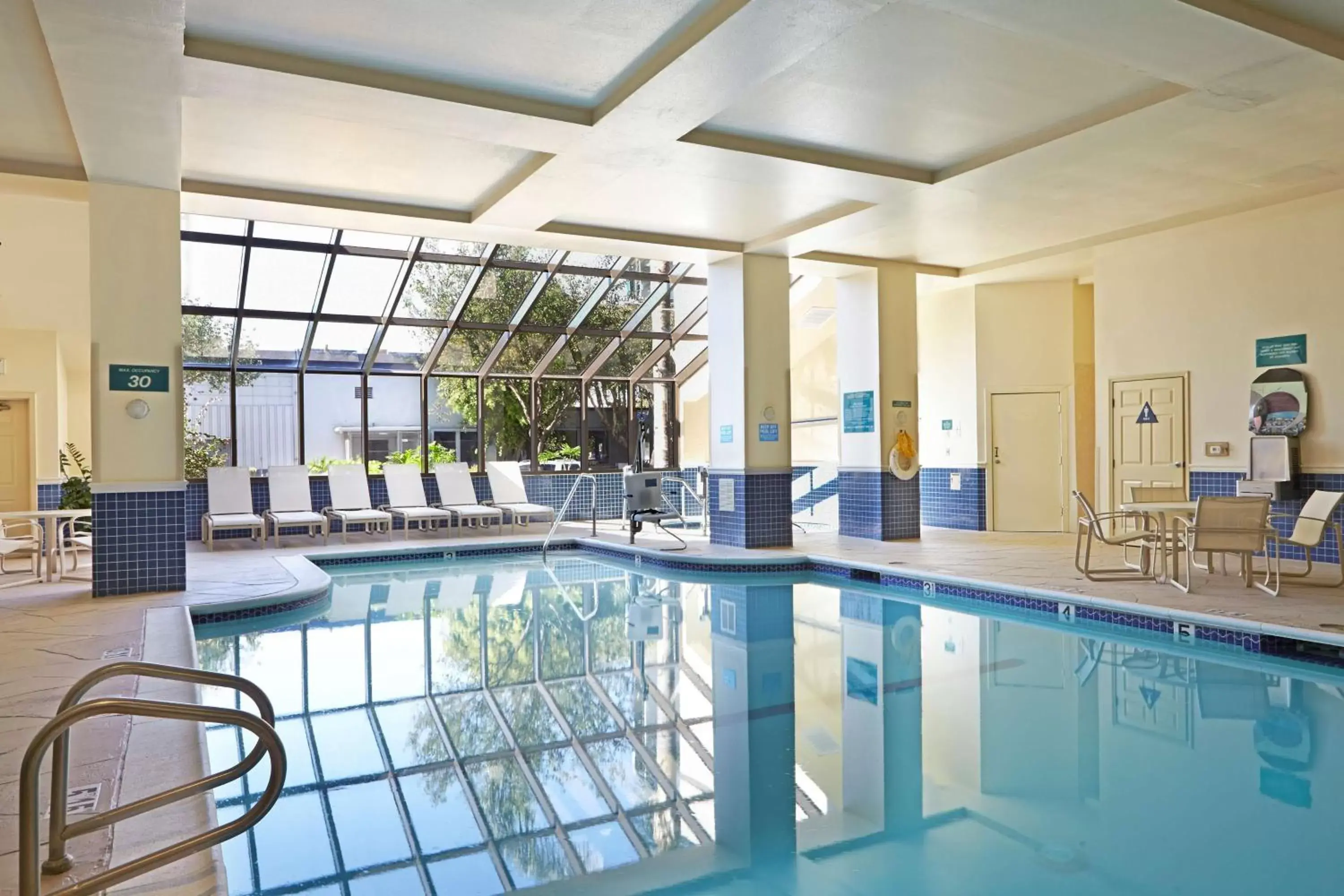 Pool view, Swimming Pool in Embassy Suites Los Angeles - International Airport/North