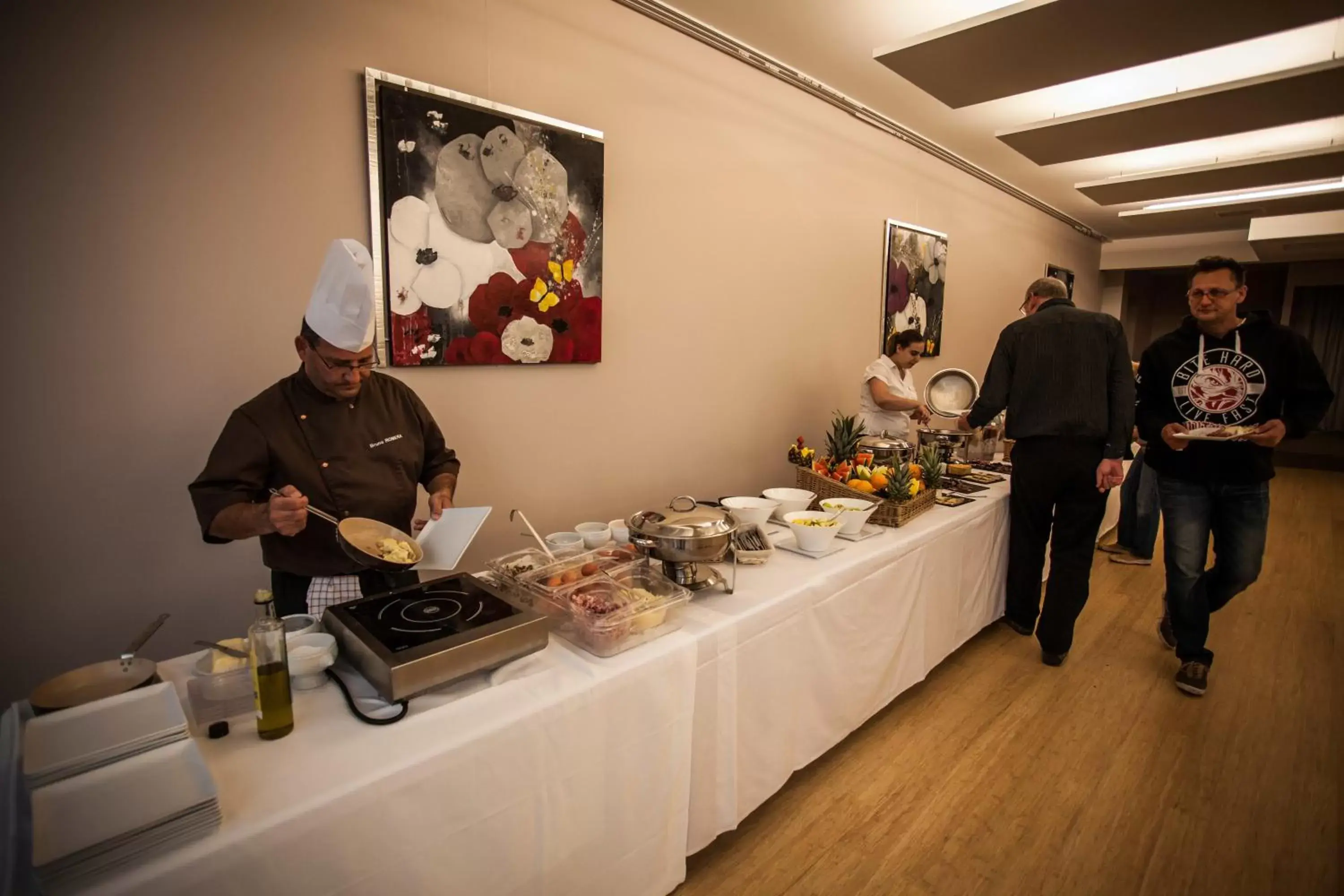 Food in HÔTEL C SUITES chambres spacieuses