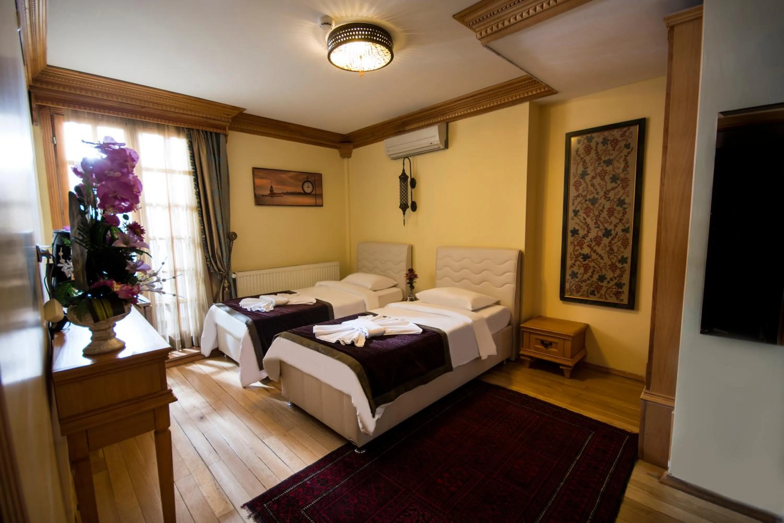 Spring, Bed in Sultan Corner Hotel