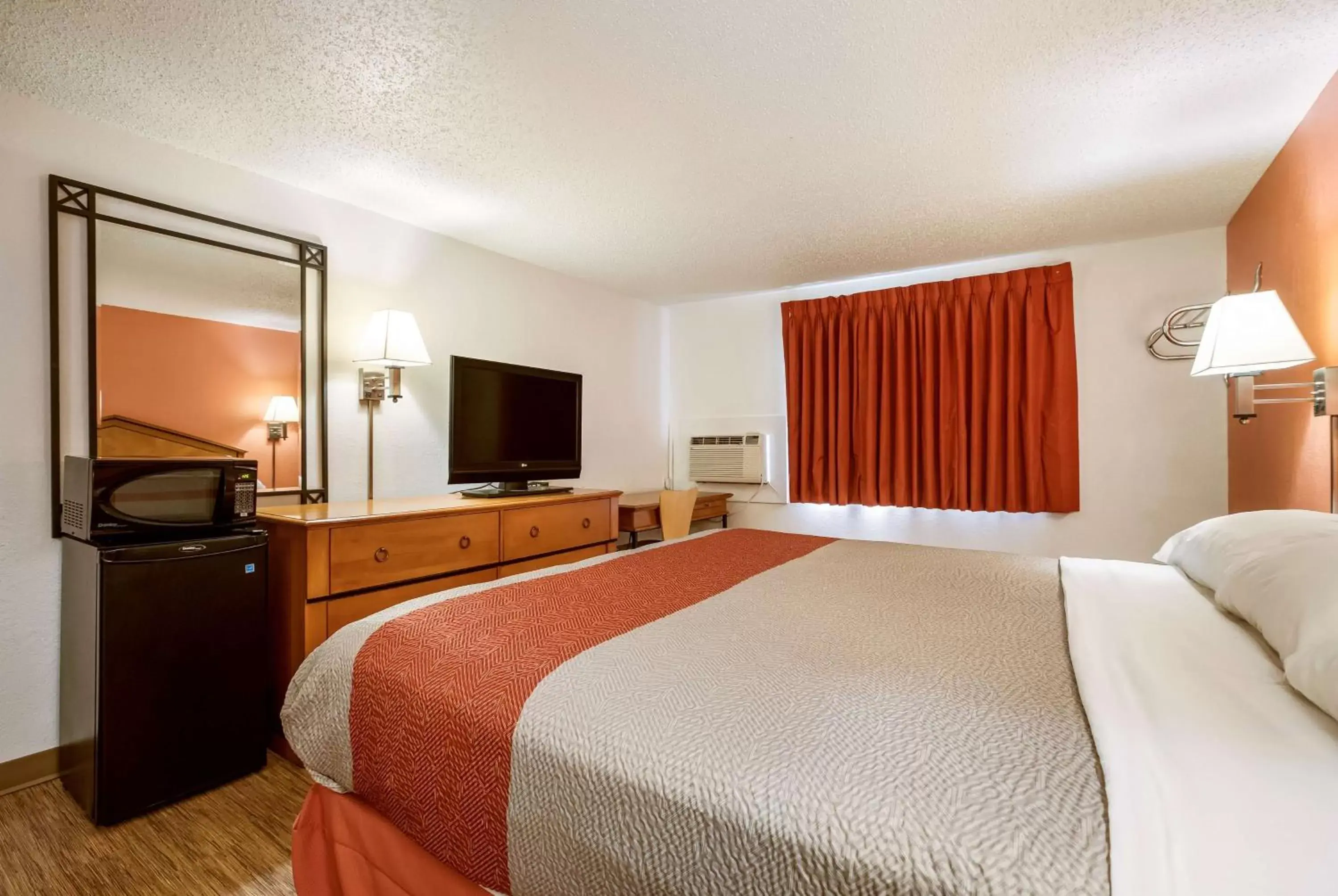 TV and multimedia, Bed in Motel 6-Albert Lea, MN