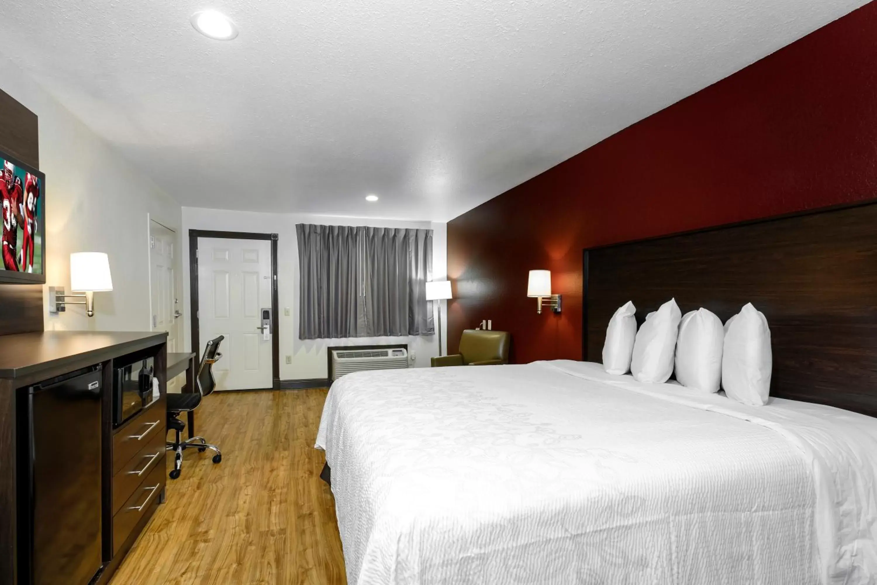 Photo of the whole room, Bed in Red Roof Inn PLUS+ Hammond