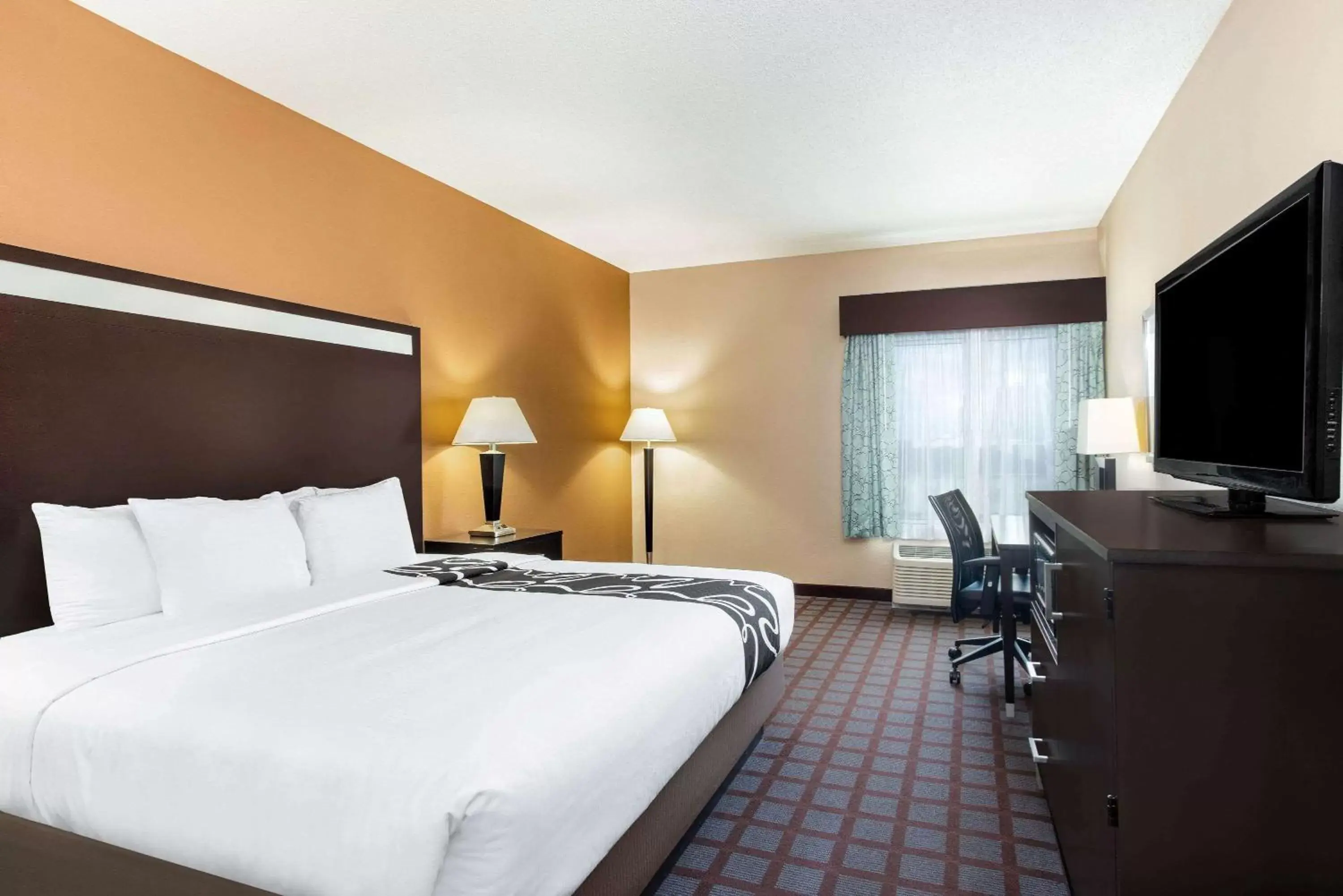 Photo of the whole room, Bed in La Quinta by Wyndham Indianapolis Airport West