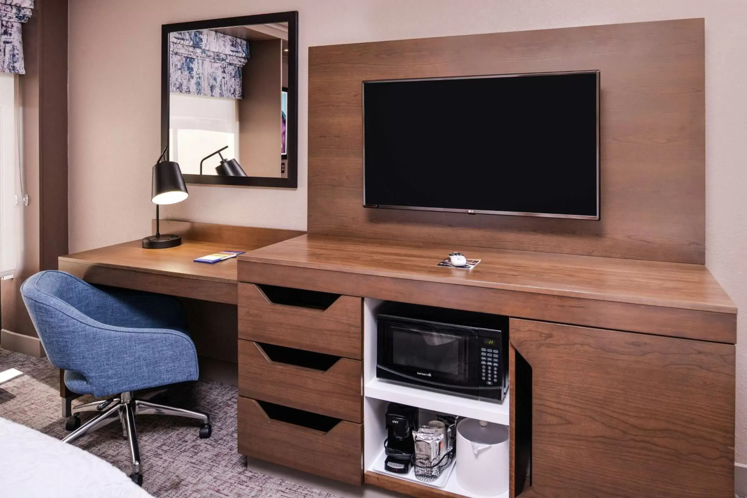 Bedroom, TV/Entertainment Center in Hampton Inn Albuquerque - University/Midtown