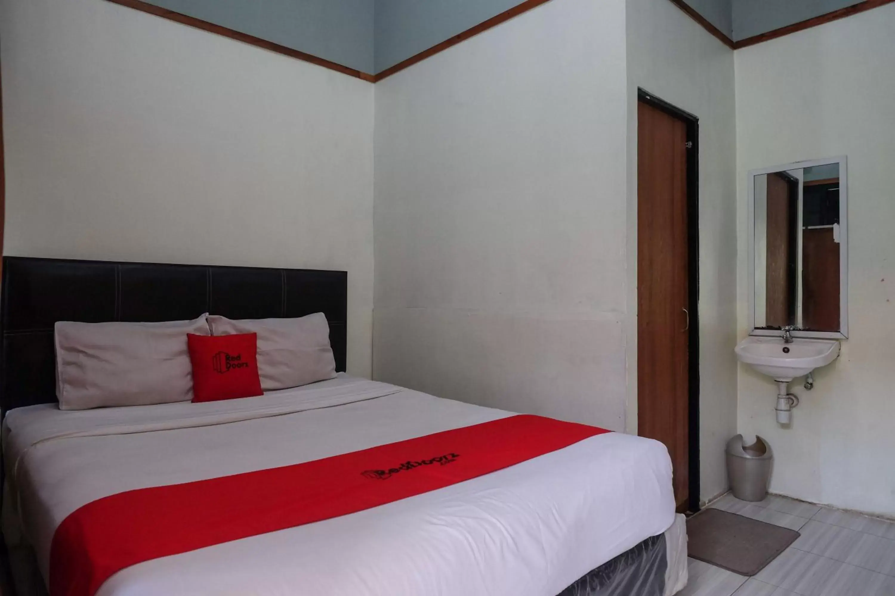 Bedroom, Bed in RedDoorz near Lotte Mart Maguwoharjo Yogyakarta