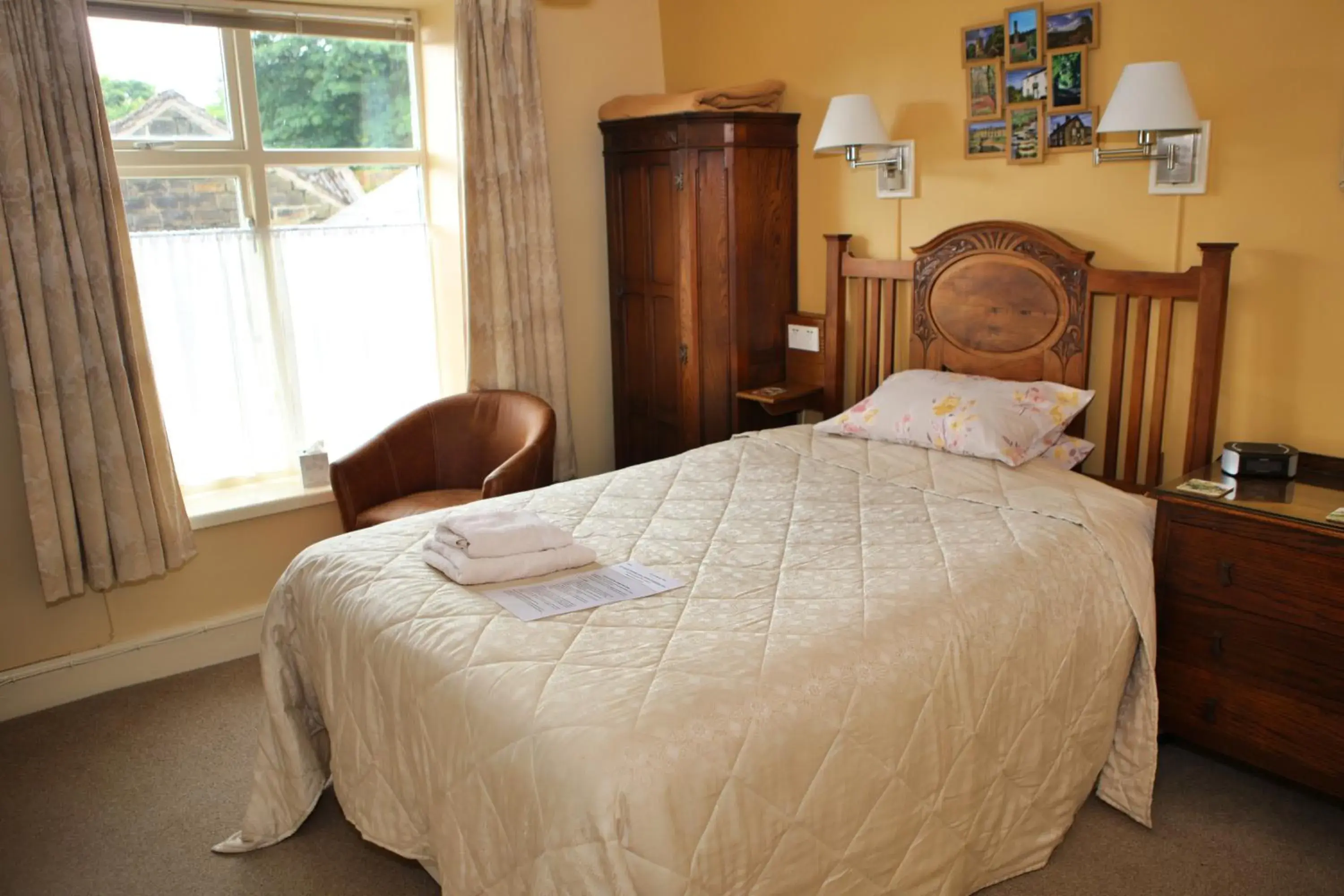 Bedroom, Bed in Wortley Cottage Guest House