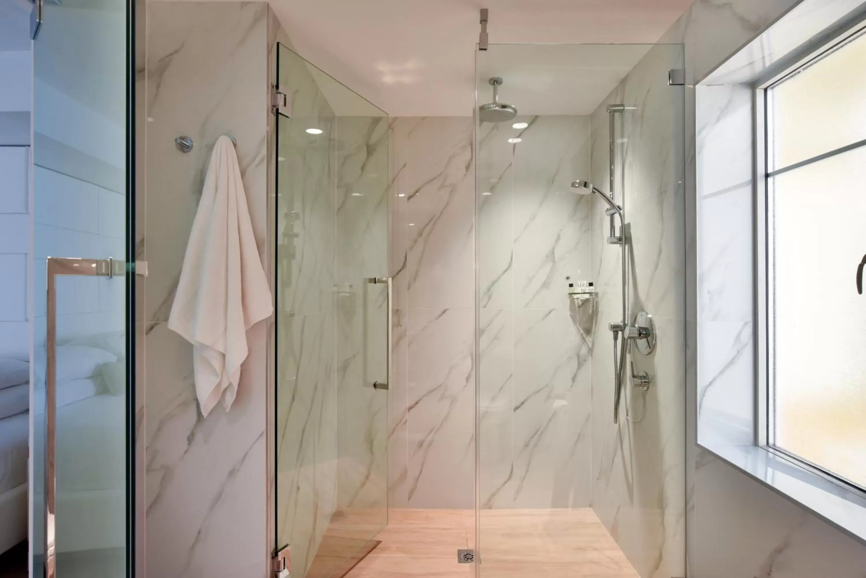 Shower, Bathroom in Hotel Ocean