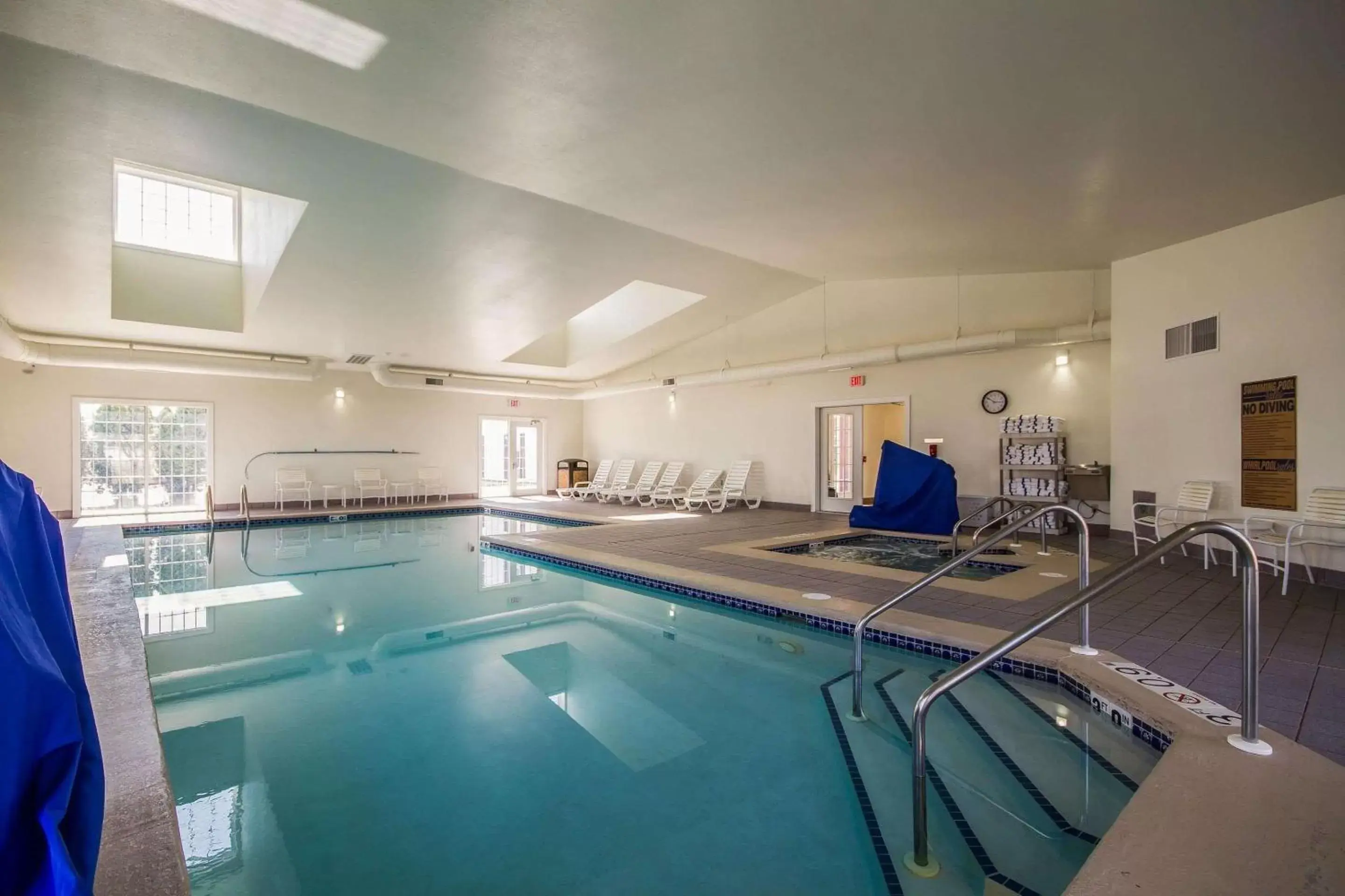 Restaurant/places to eat, Swimming Pool in Comfort Inn Fond Du Lac