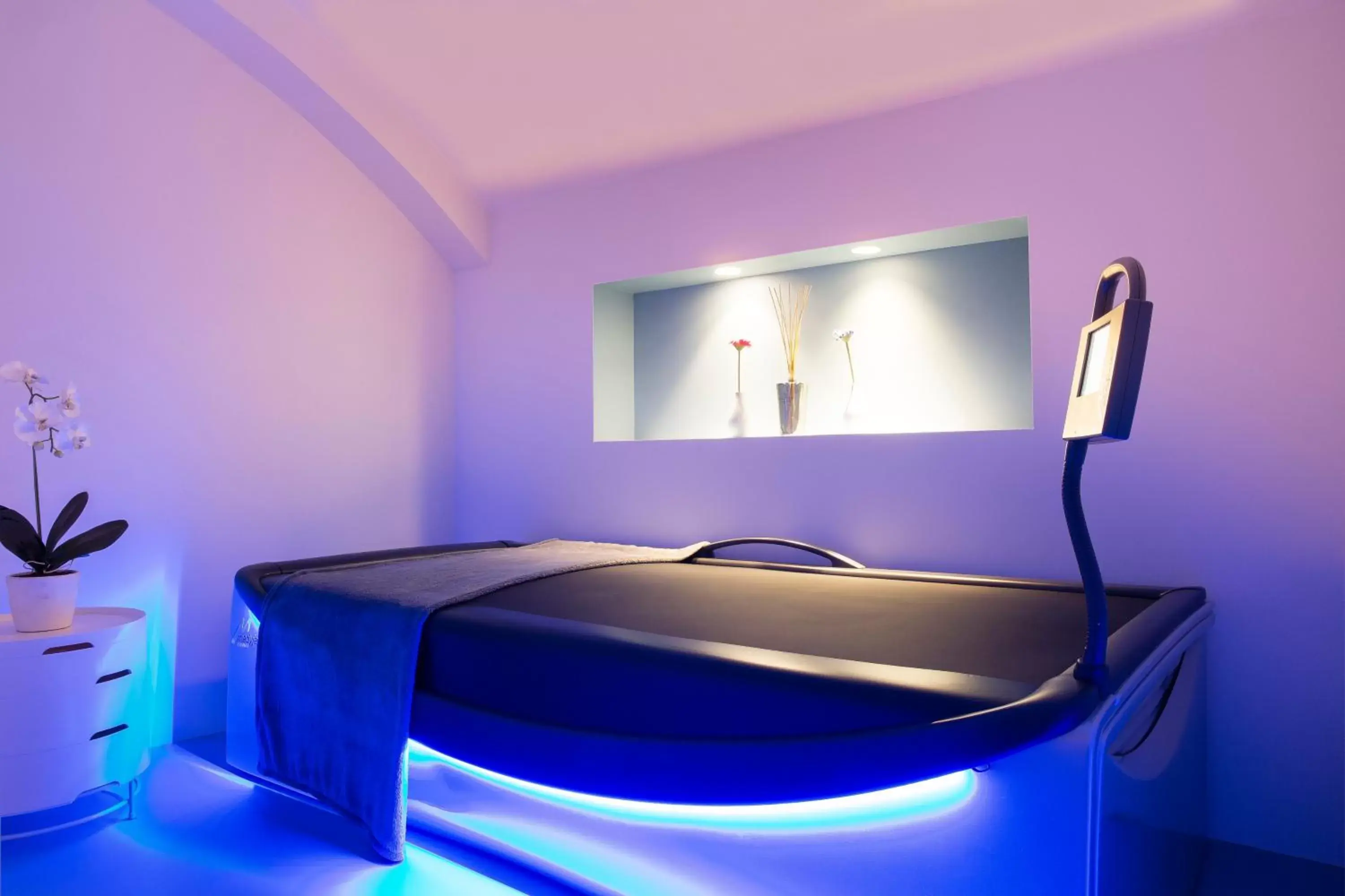 Massage, Bed in Hotel Mademoiselle