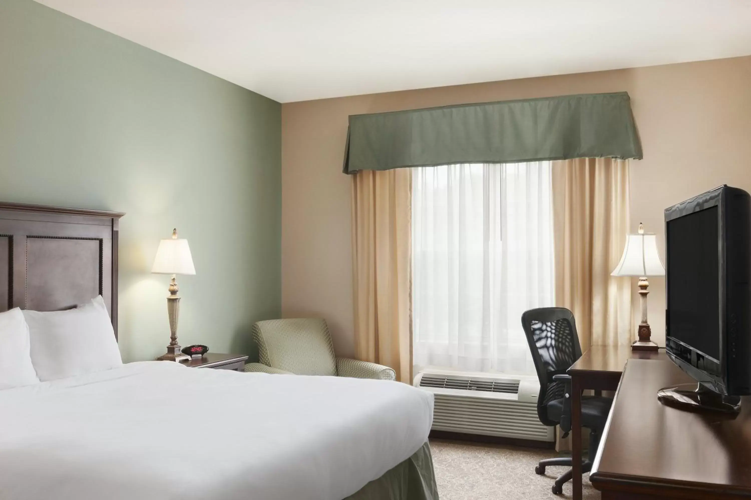 Photo of the whole room, Bed in Country Inn & Suites by Radisson Asheville West