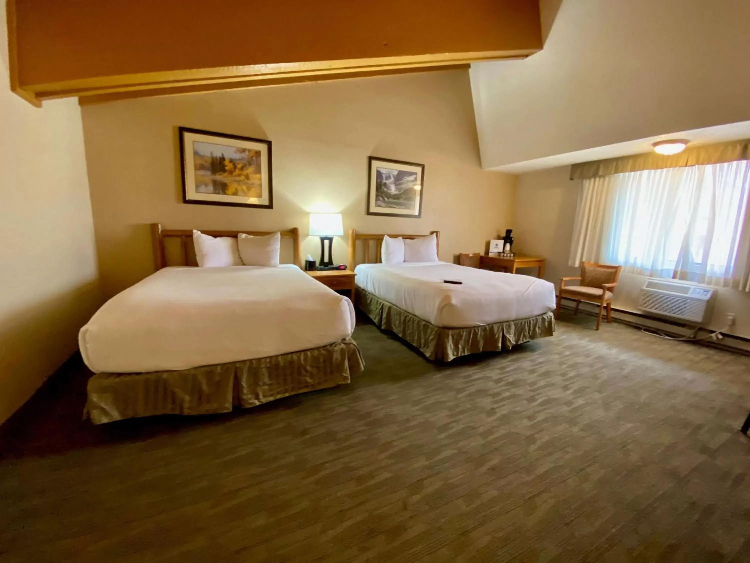 Photo of the whole room, Bed in Best Western Sheridan Center