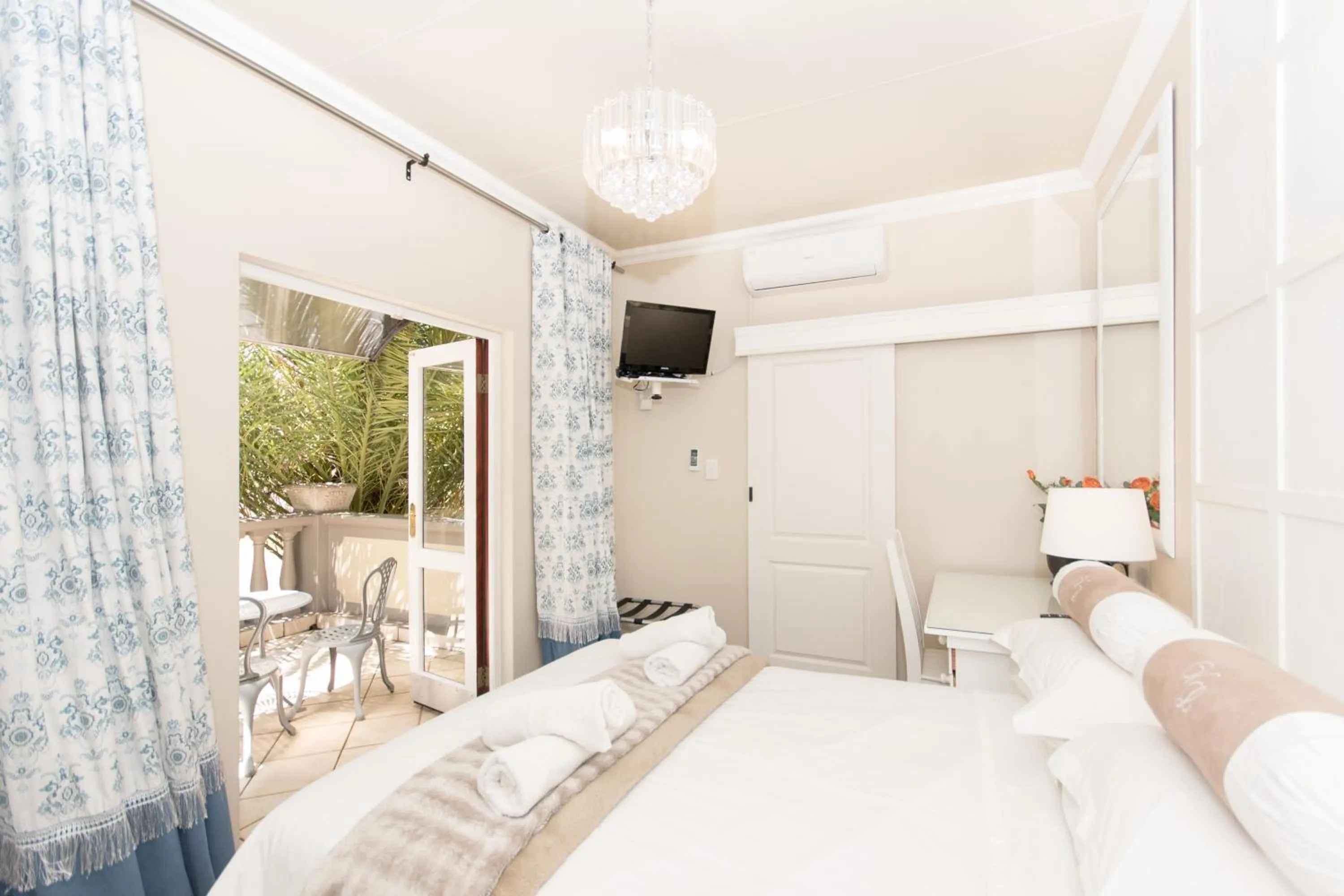 Photo of the whole room, Bed in Villa Lugano Guesthouse