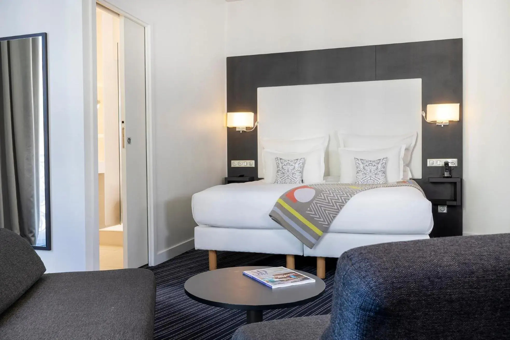 Junior Suite (without balcony) in Hotel 66 Nice Junior Suite (without balcony) in Hotel 66 Nice