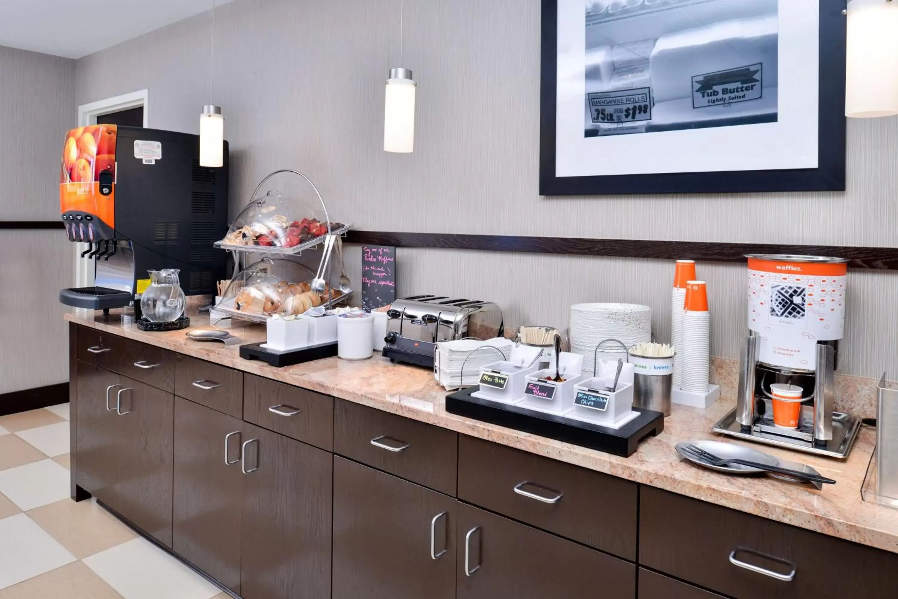 Breakfast, Kitchen/Kitchenette in Hampton Inn & Suites California University-Pittsburgh